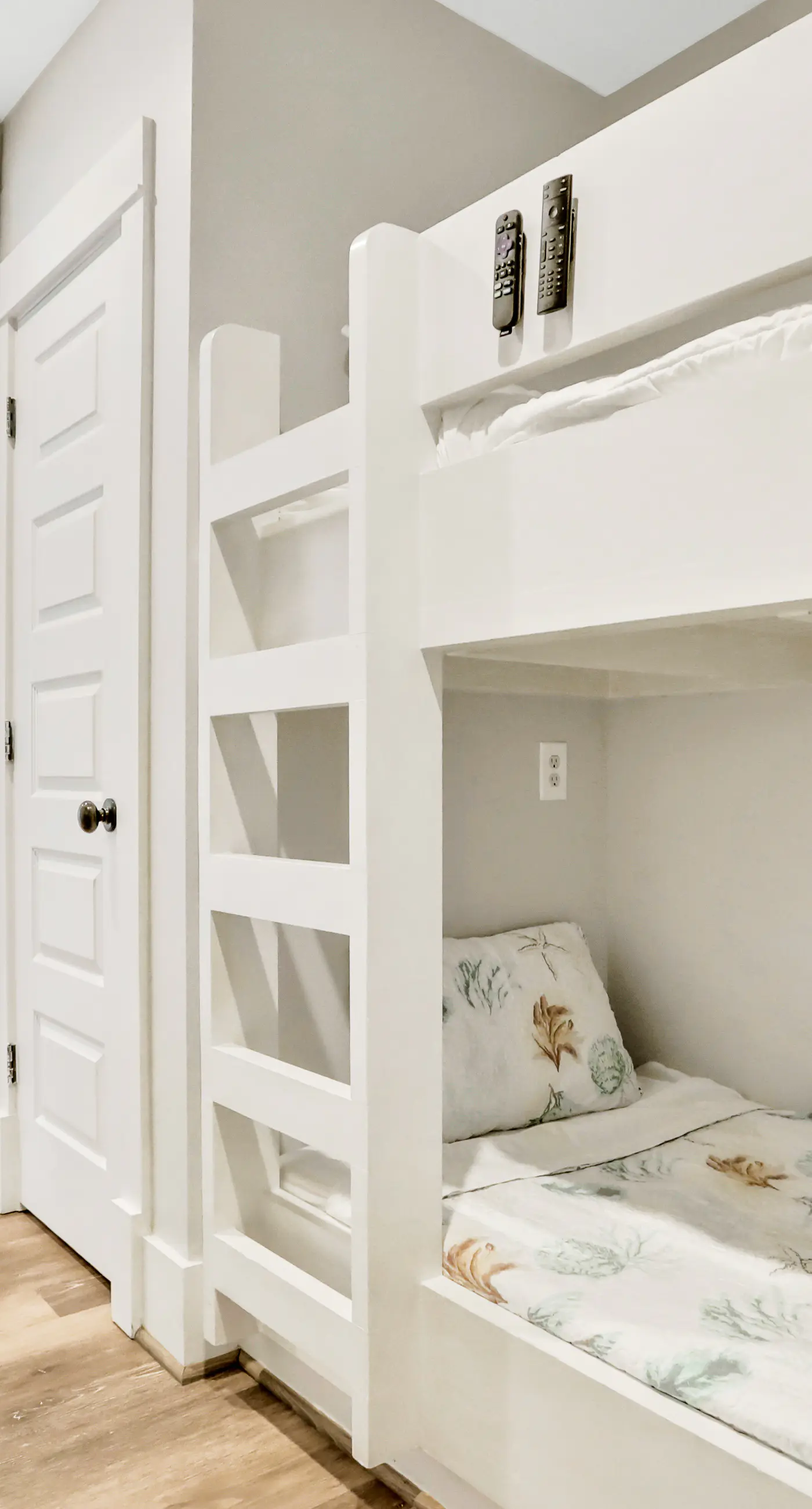 Top-floor retreat 1 block to beach with balcony, W/D, AC, pool & fitness center