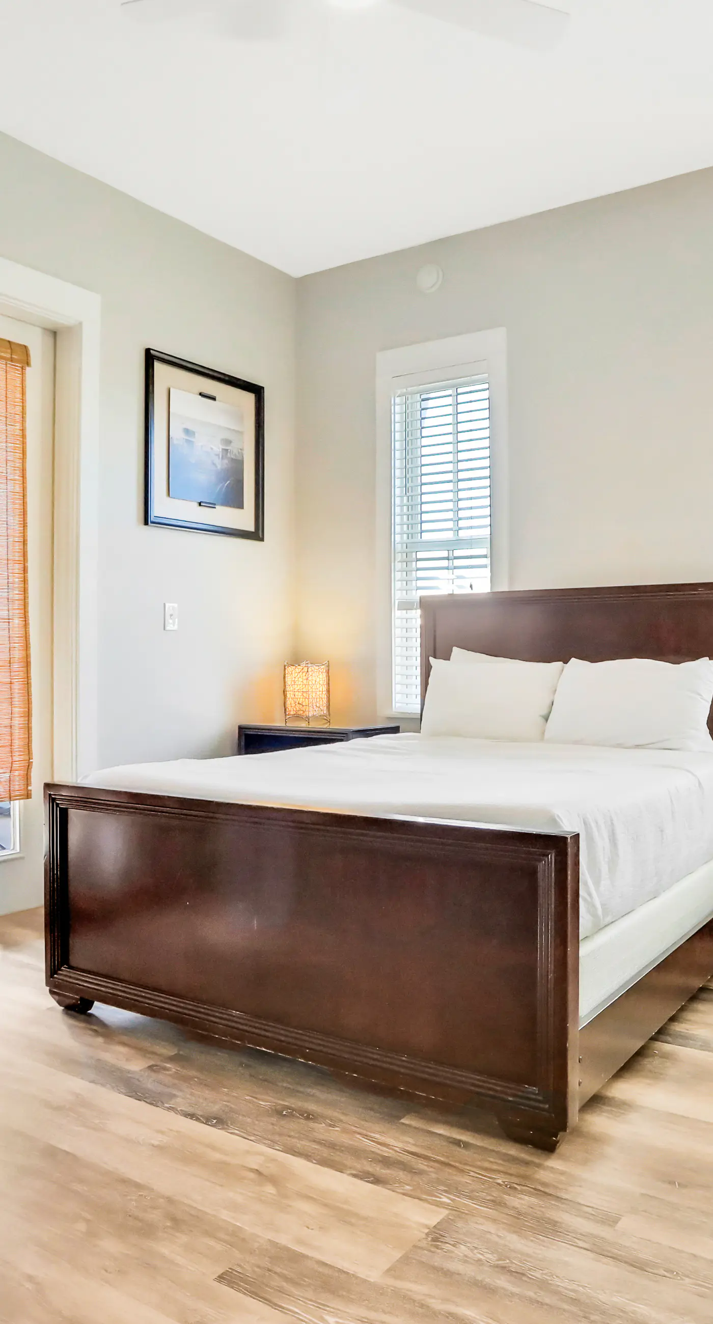 Top-floor retreat 1 block to beach with balcony, W/D, AC, pool & fitness center