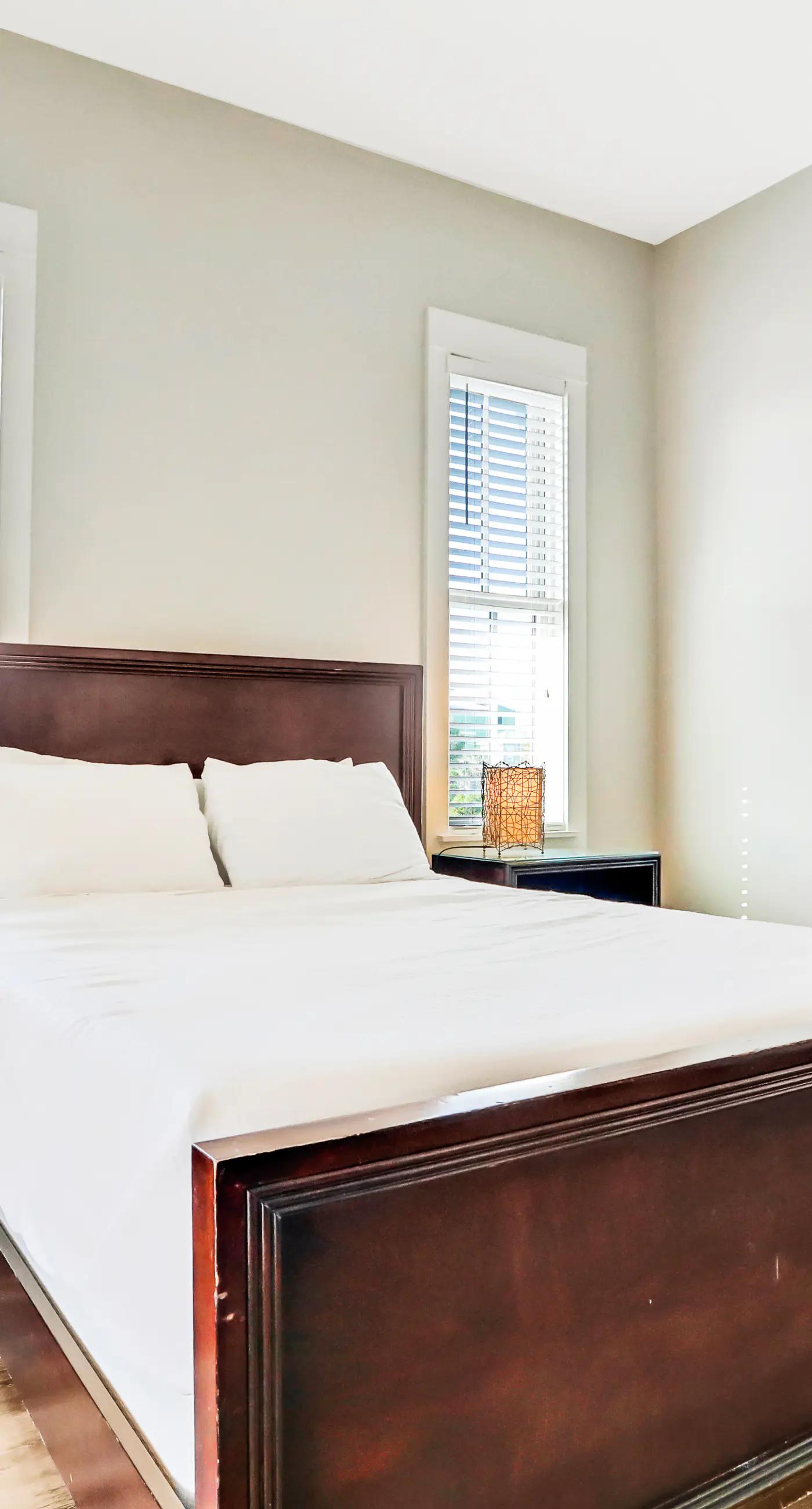 Top-floor retreat 1 block to beach with balcony, W/D, AC, pool & fitness center