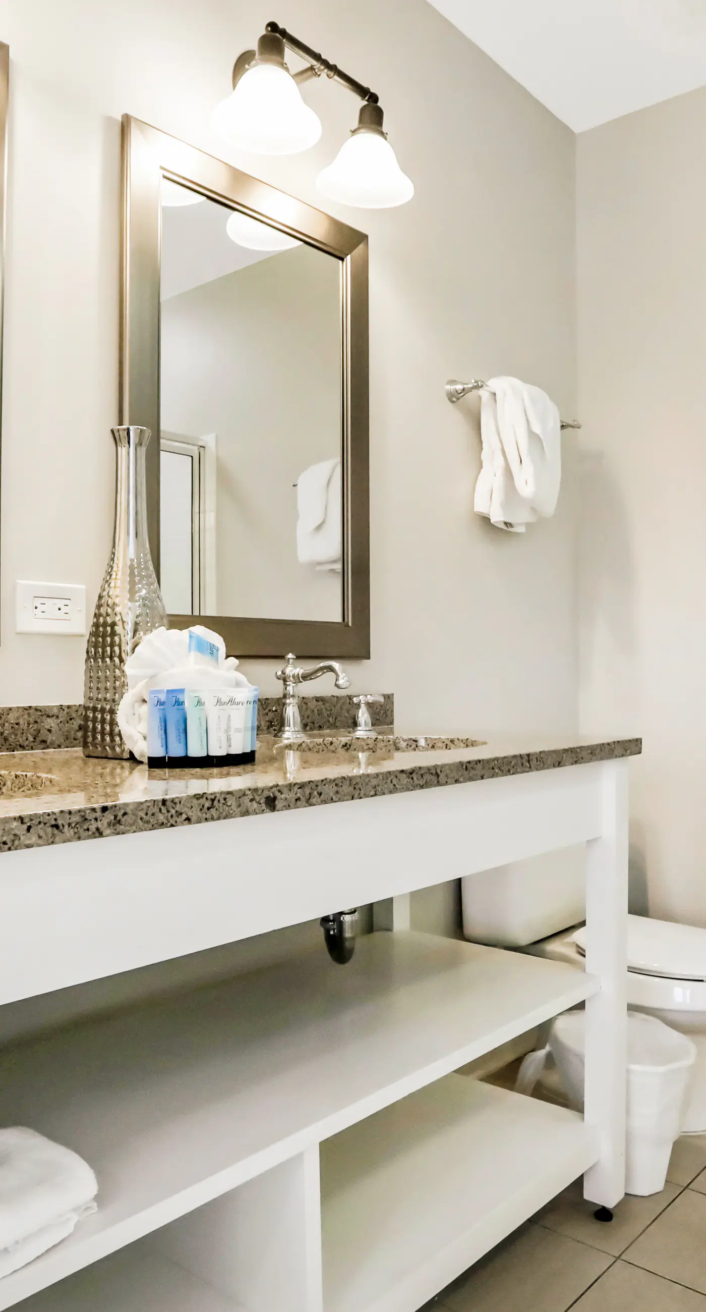 Top-floor retreat 1 block to beach with balcony, W/D, AC, pool & fitness center