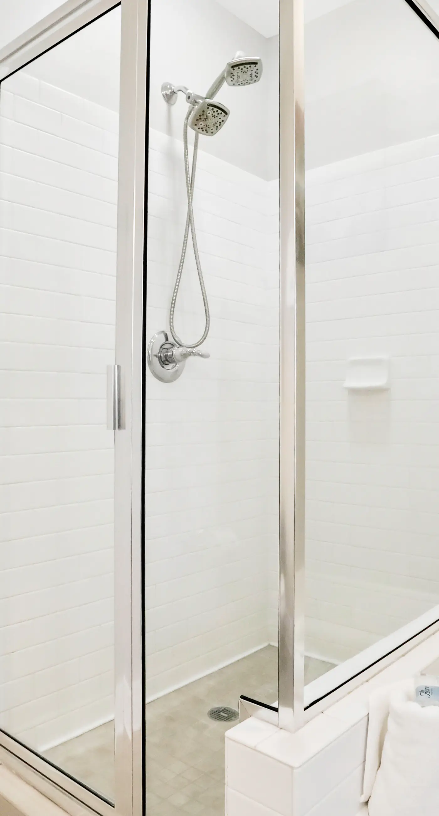 Top-floor retreat 1 block to beach with balcony, W/D, AC, pool & fitness center