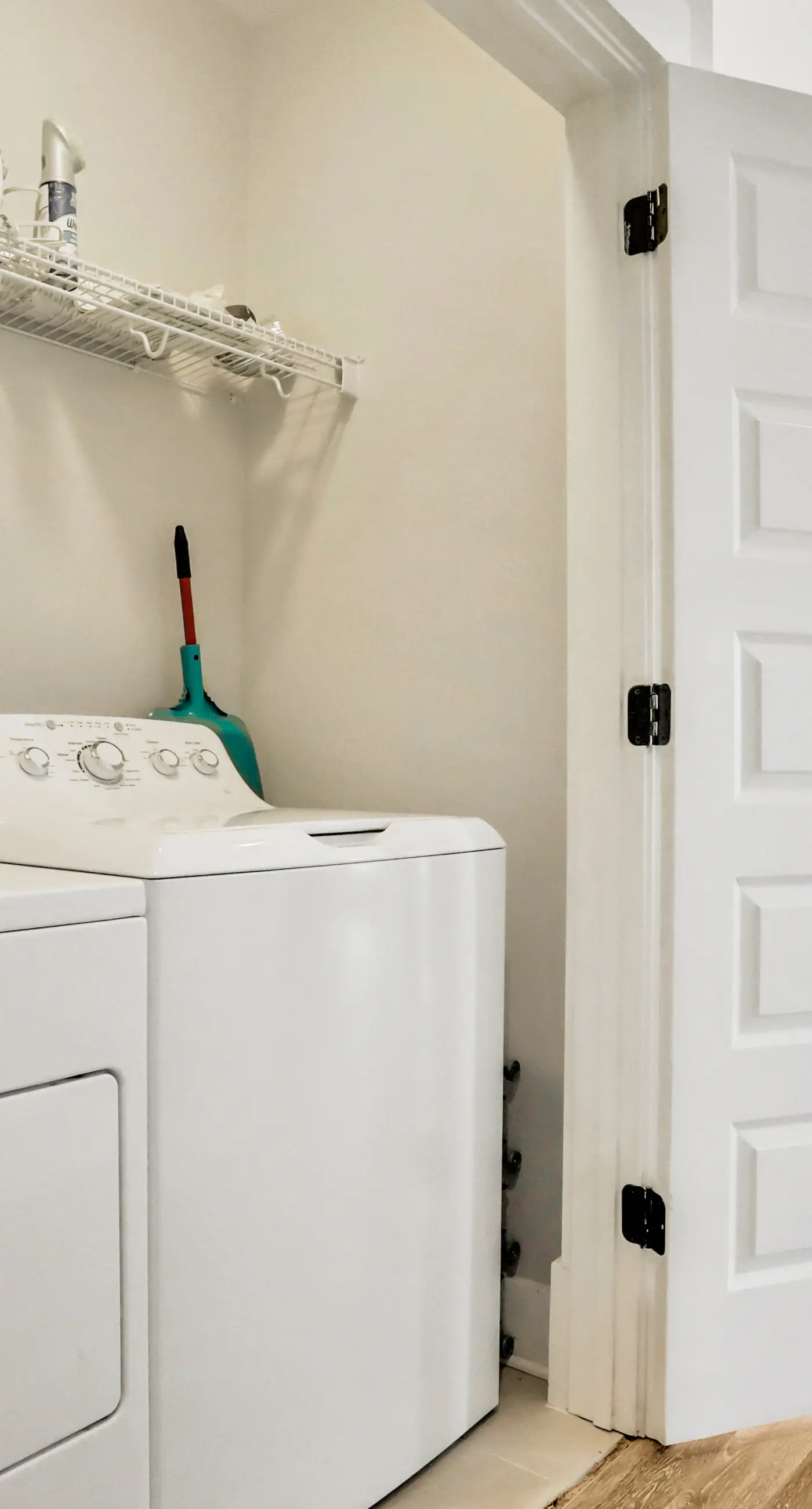 Top-floor retreat 1 block to beach with balcony, W/D, AC, pool & fitness center