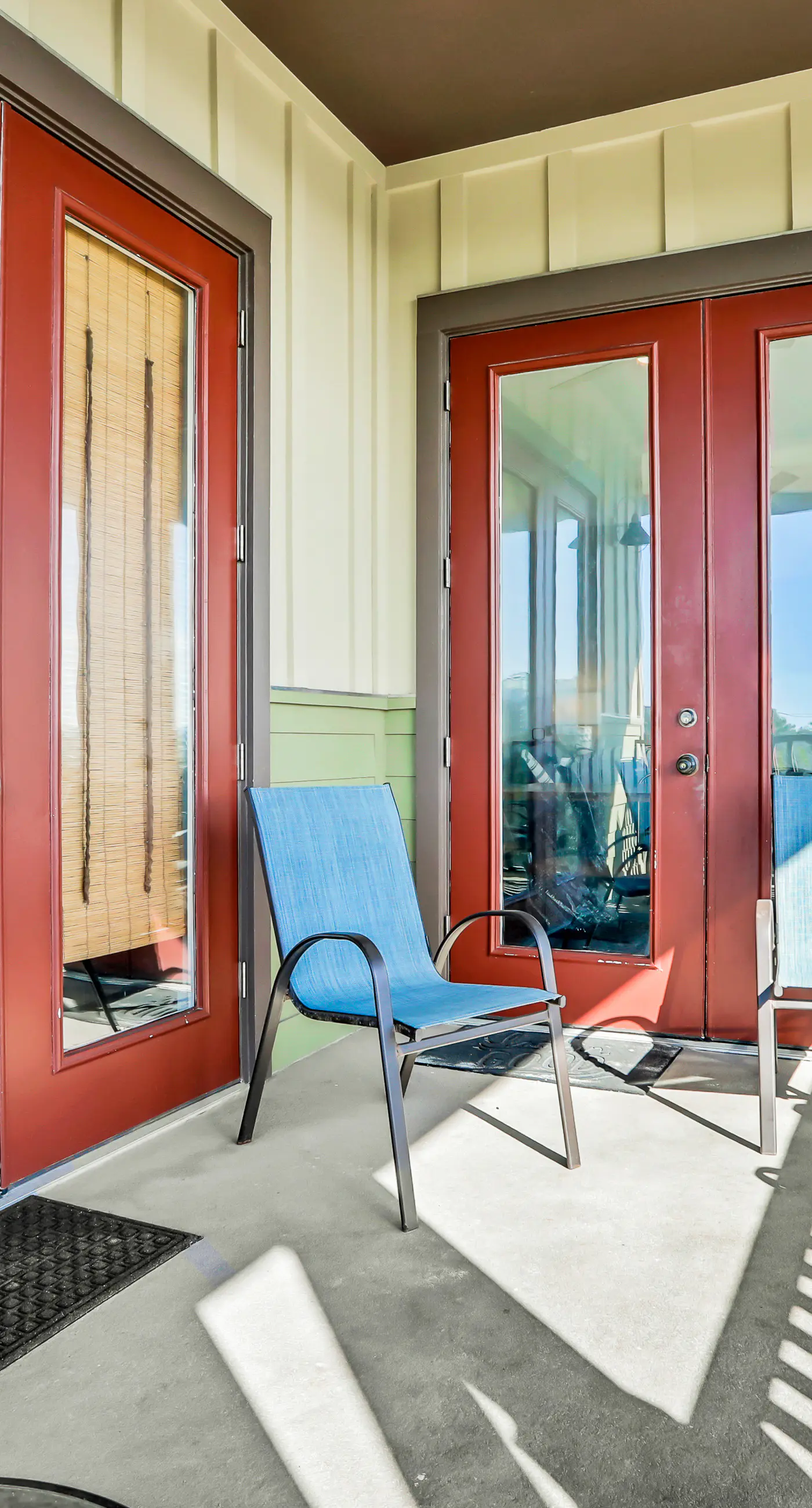 Top-floor retreat 1 block to beach with balcony, W/D, AC, pool & fitness center