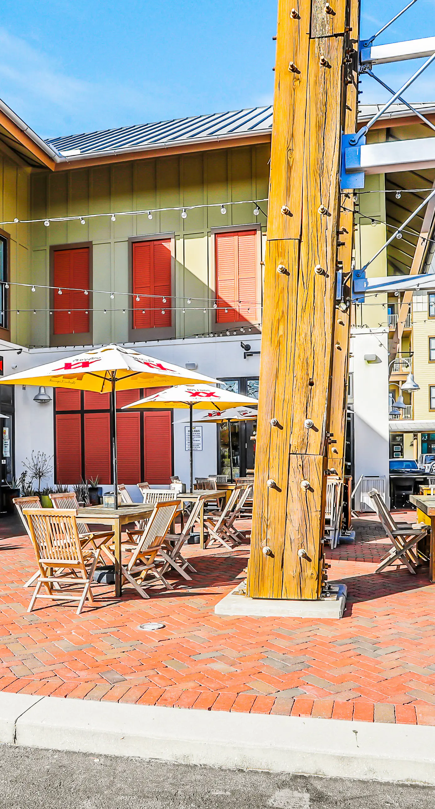 Top-floor retreat 1 block to beach with balcony, W/D, AC, pool & fitness center