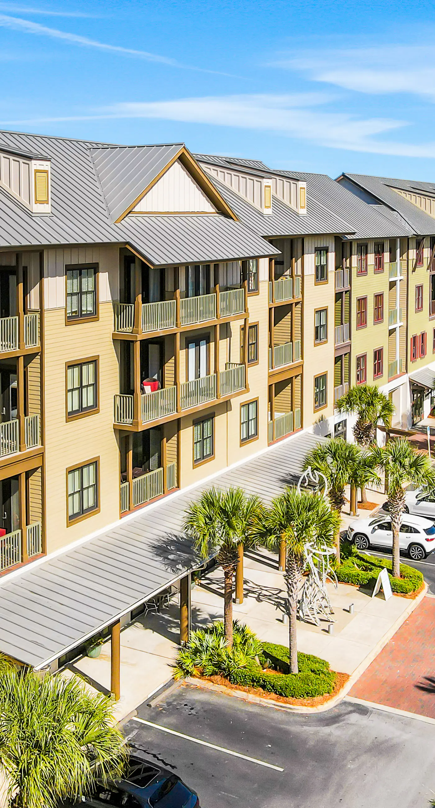 Top-floor retreat 1 block to beach with balcony, W/D, AC, pool & fitness center