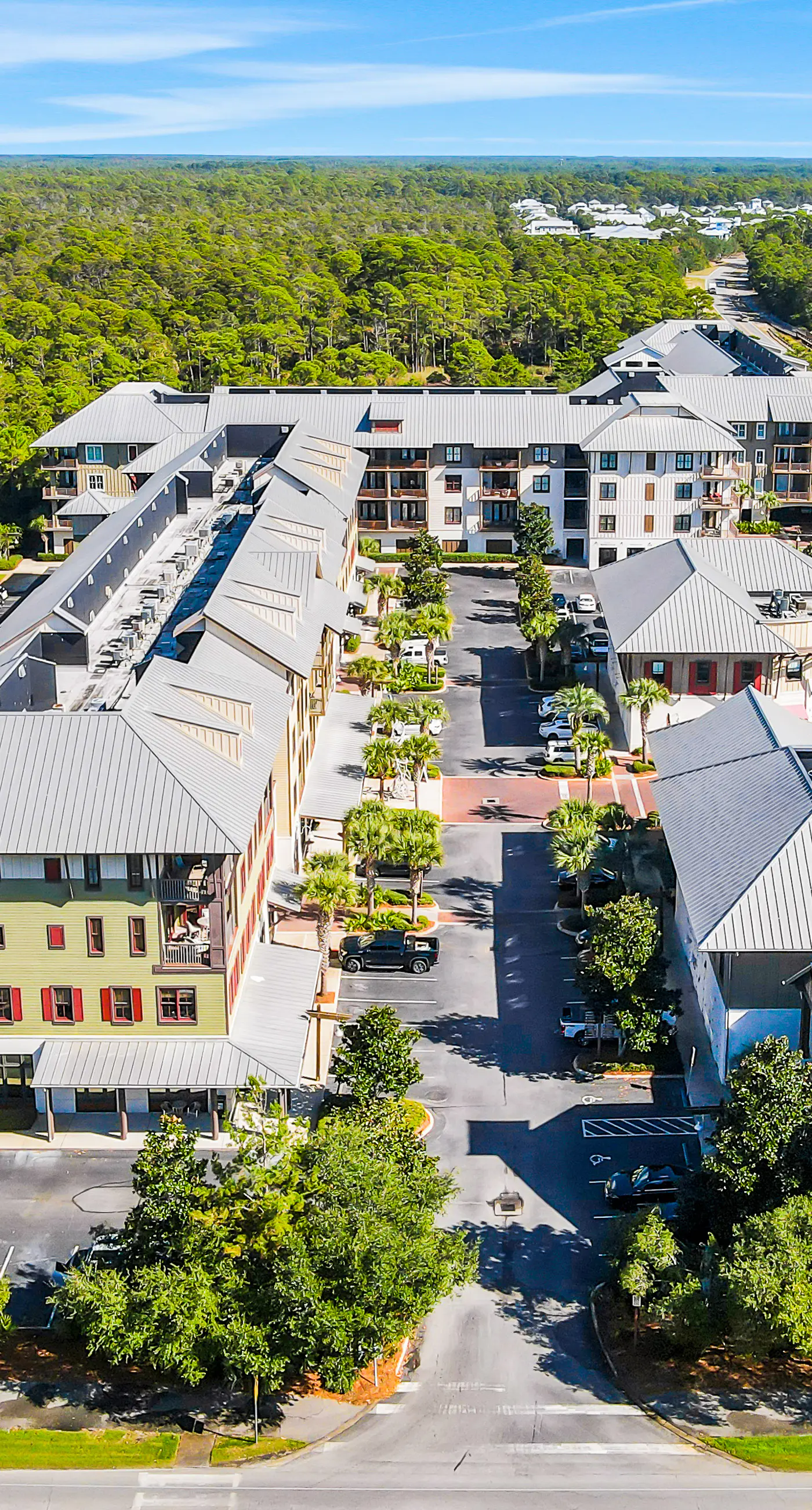 Top-floor retreat 1 block to beach with balcony, W/D, AC, pool & fitness center