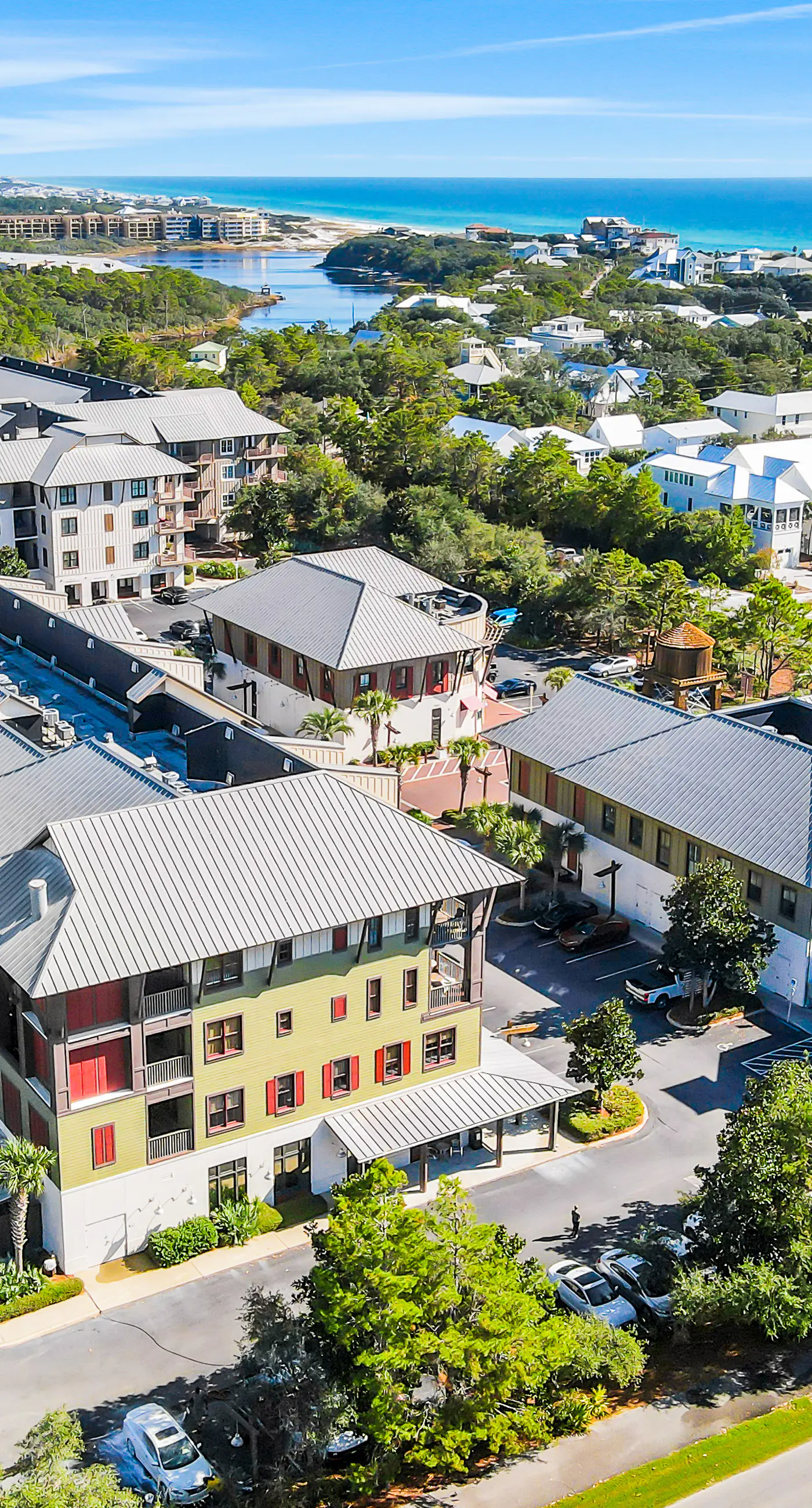 Top-floor retreat 1 block to beach with balcony, W/D, AC, pool & fitness center