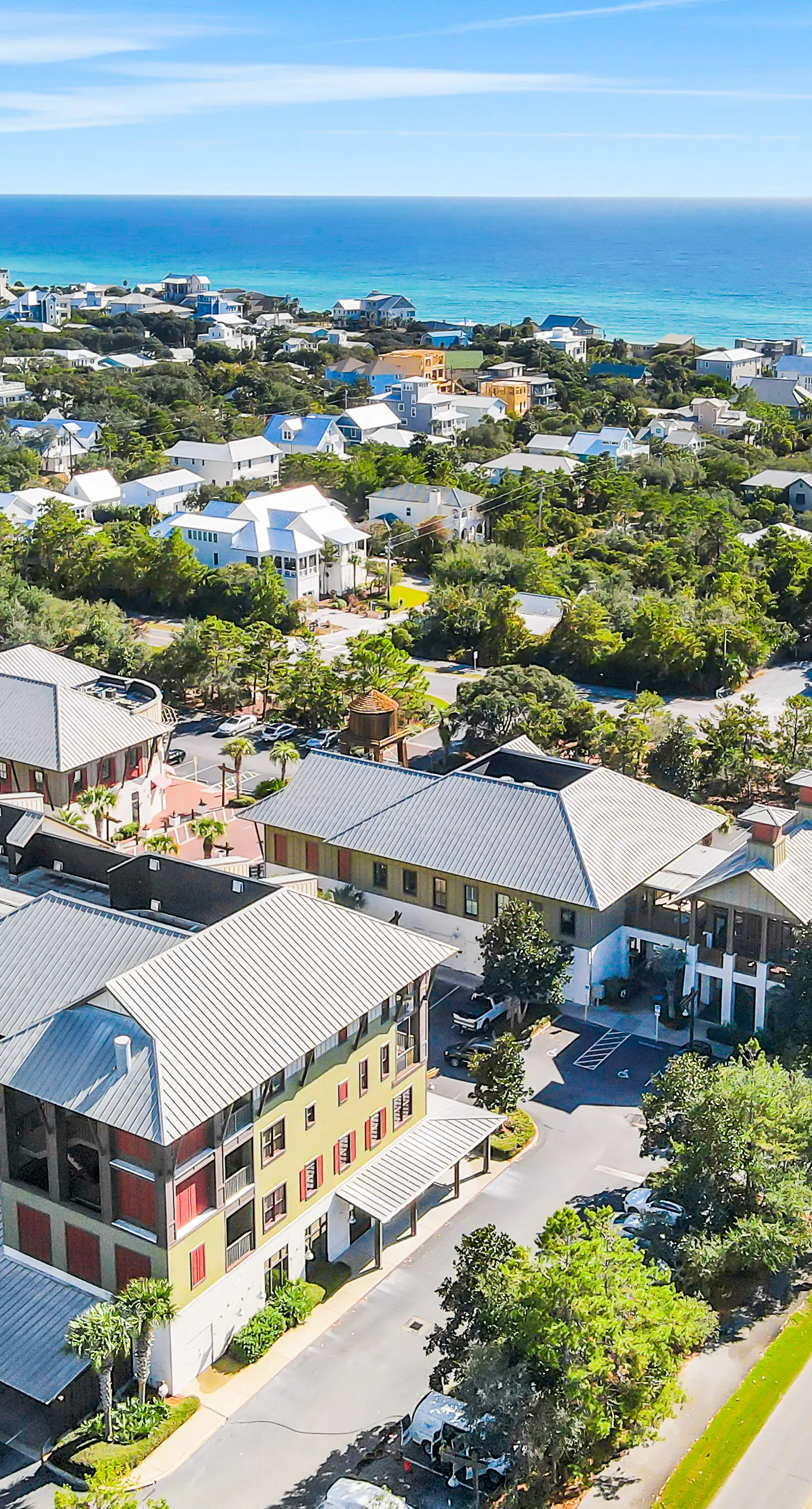 Top-floor retreat 1 block to beach with balcony, W/D, AC, pool & fitness center