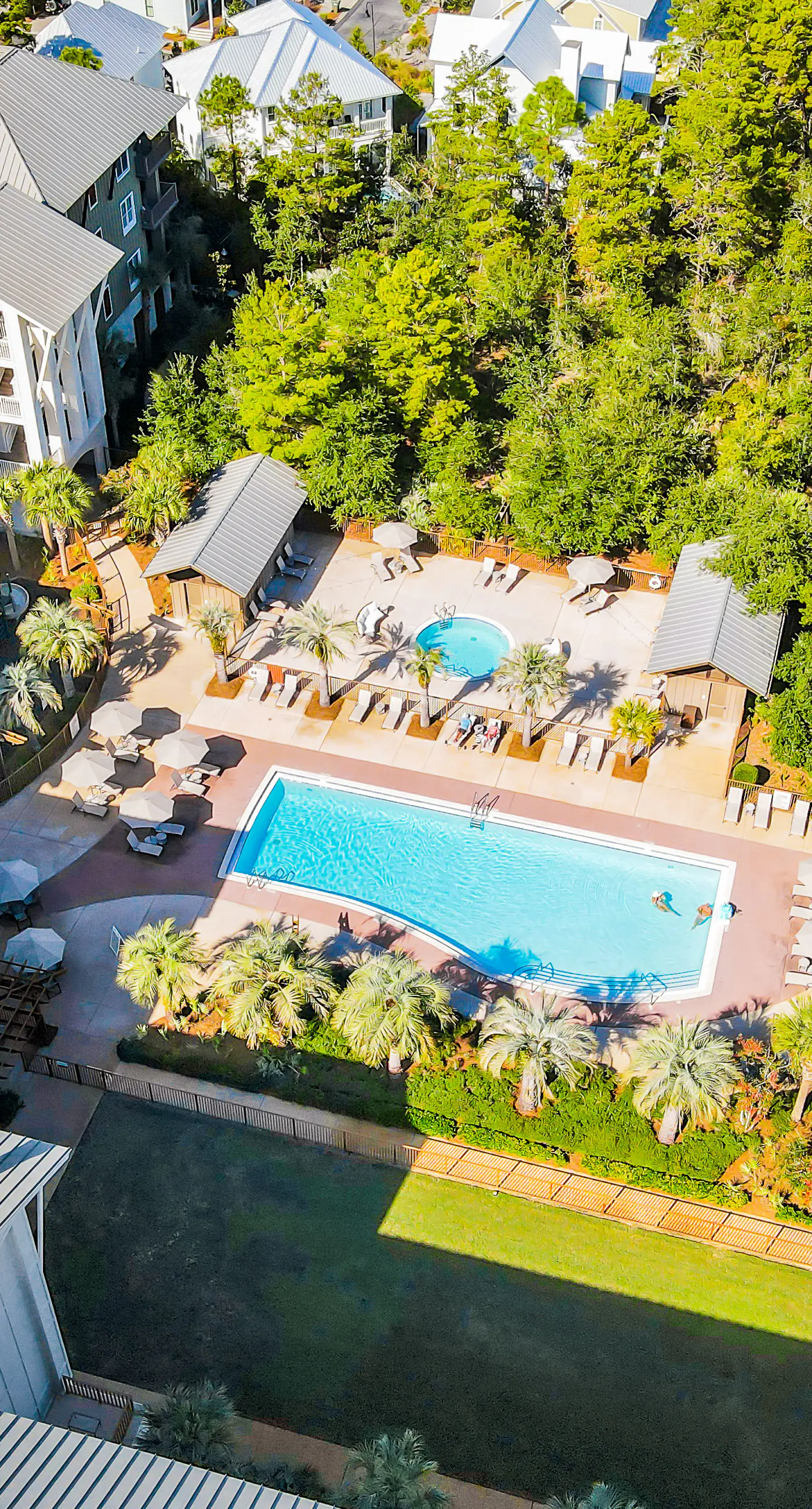 Top-floor retreat 1 block to beach with balcony, W/D, AC, pool & fitness center