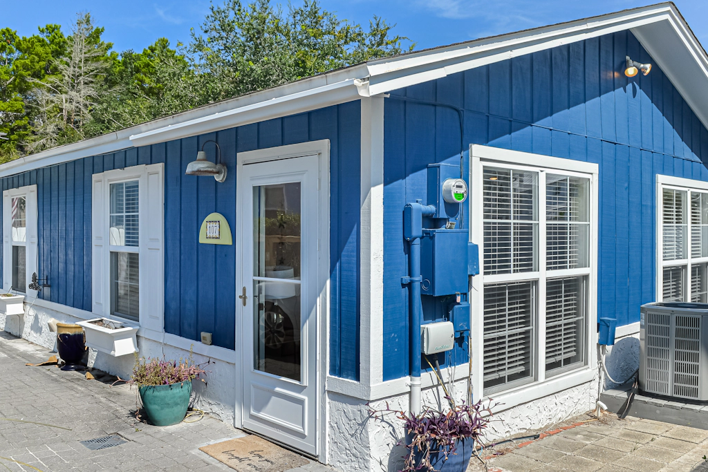 Bright home near the beach with enclosed patio, grill, outdoor shower, W/D, AC