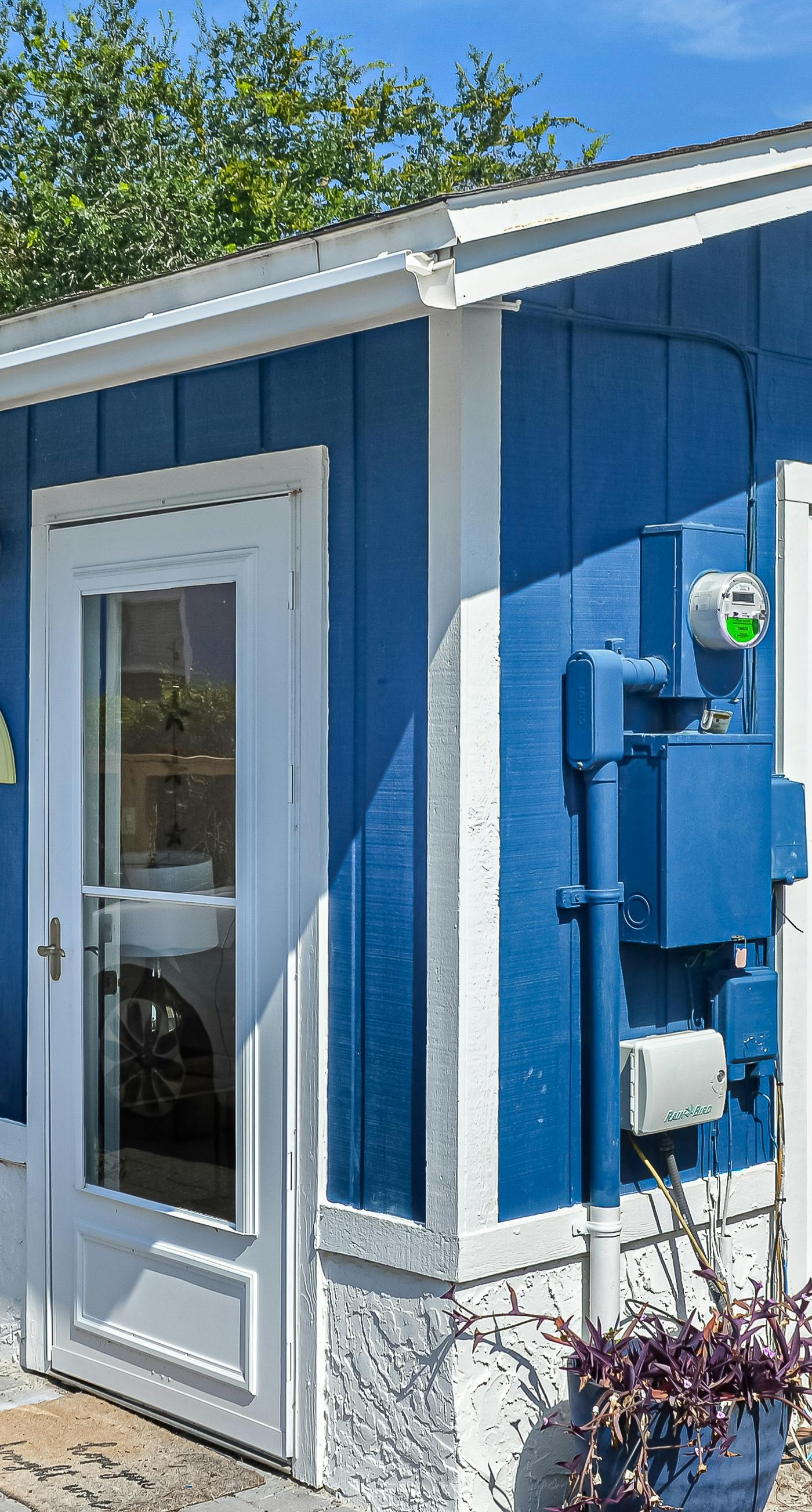 Bright home near the beach with enclosed patio, grill, outdoor shower, W/D, AC