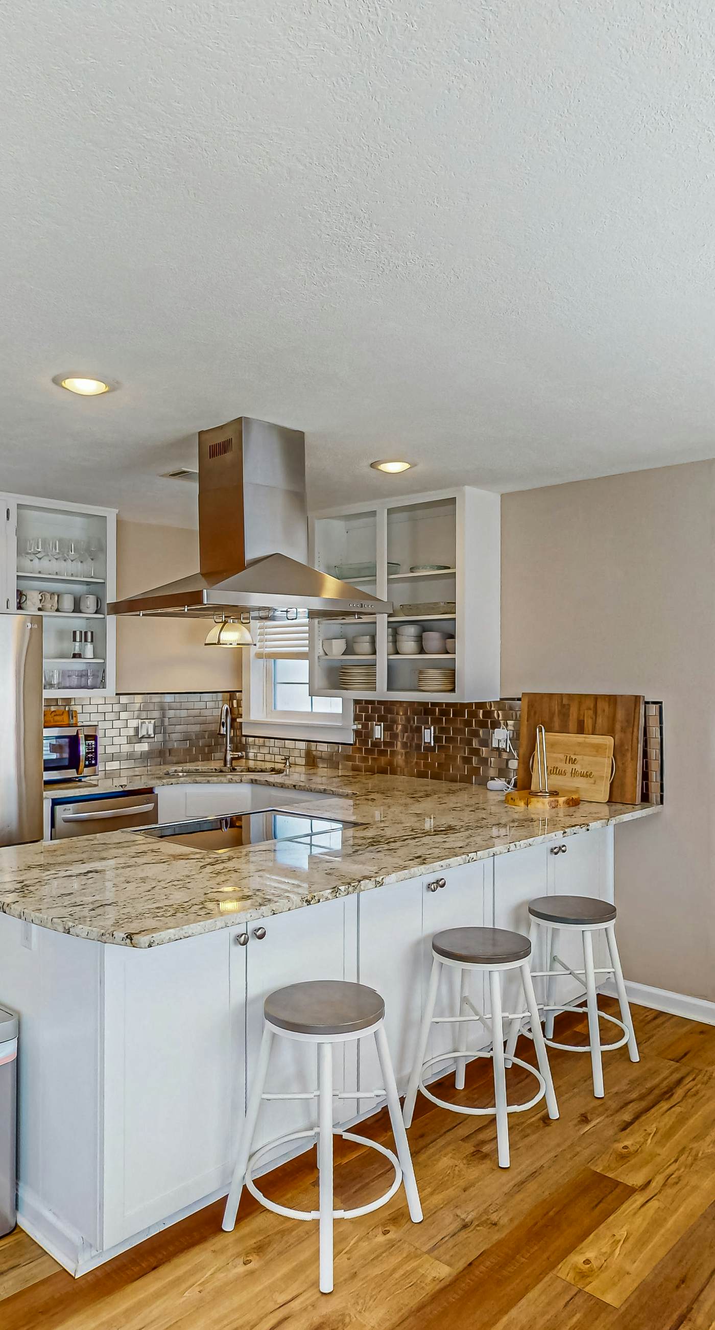 Bright home near the beach with enclosed patio, grill, outdoor shower, W/D, AC
