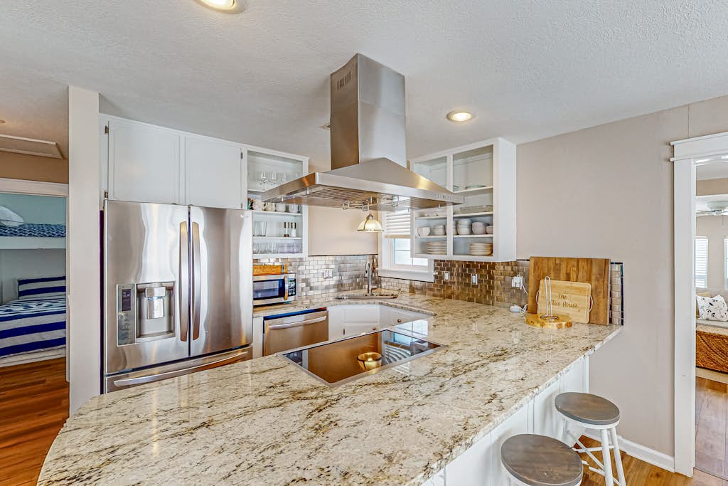 Bright home near the beach with enclosed patio, grill, outdoor shower, W/D, AC