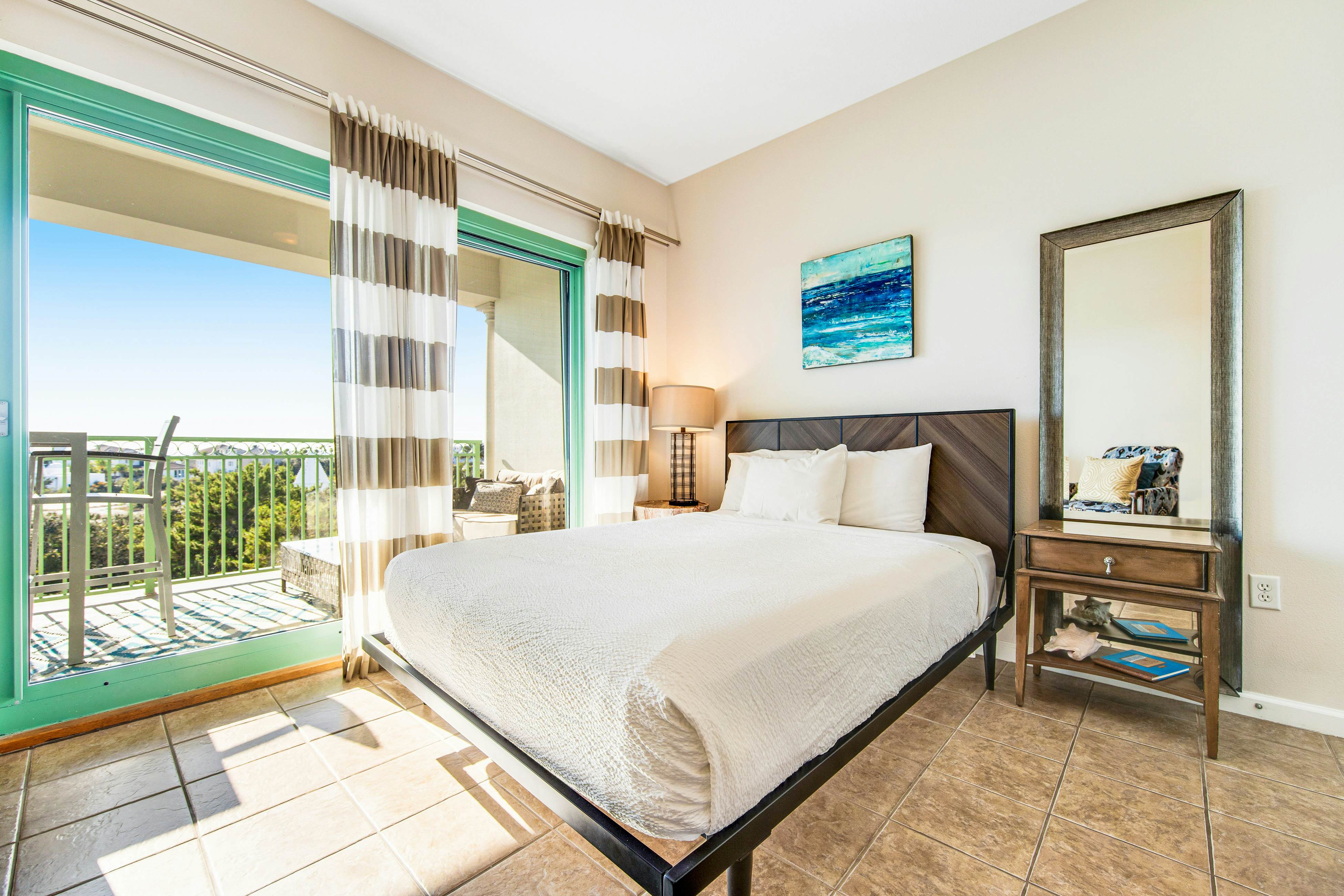 Comfortable studio with shared outdoor pool, hot tub, BBQ area, and pool views