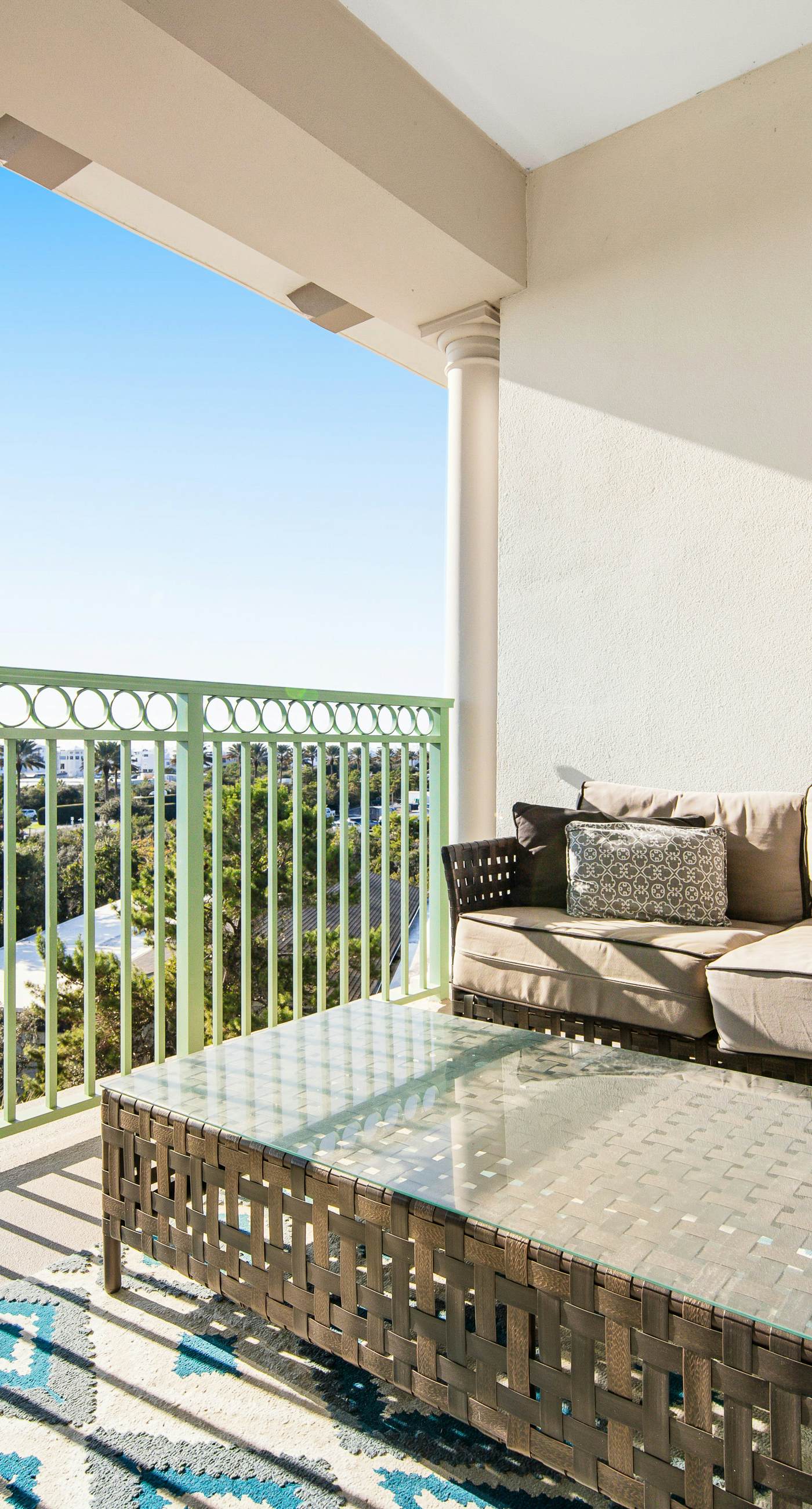 Comfortable studio with shared outdoor pool, hot tub, BBQ area, and pool views