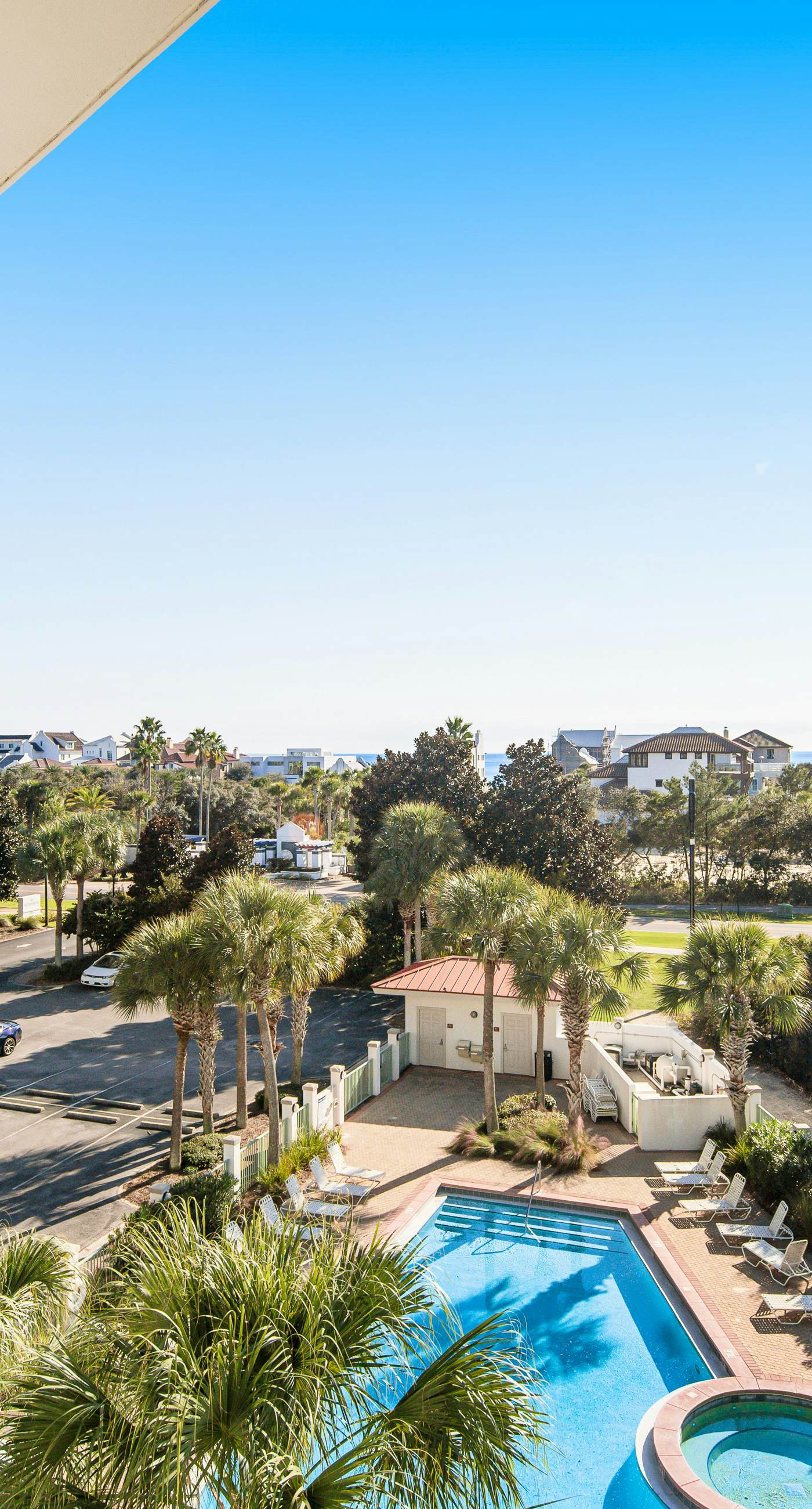 Comfortable studio with shared outdoor pool, hot tub, BBQ area, and pool views