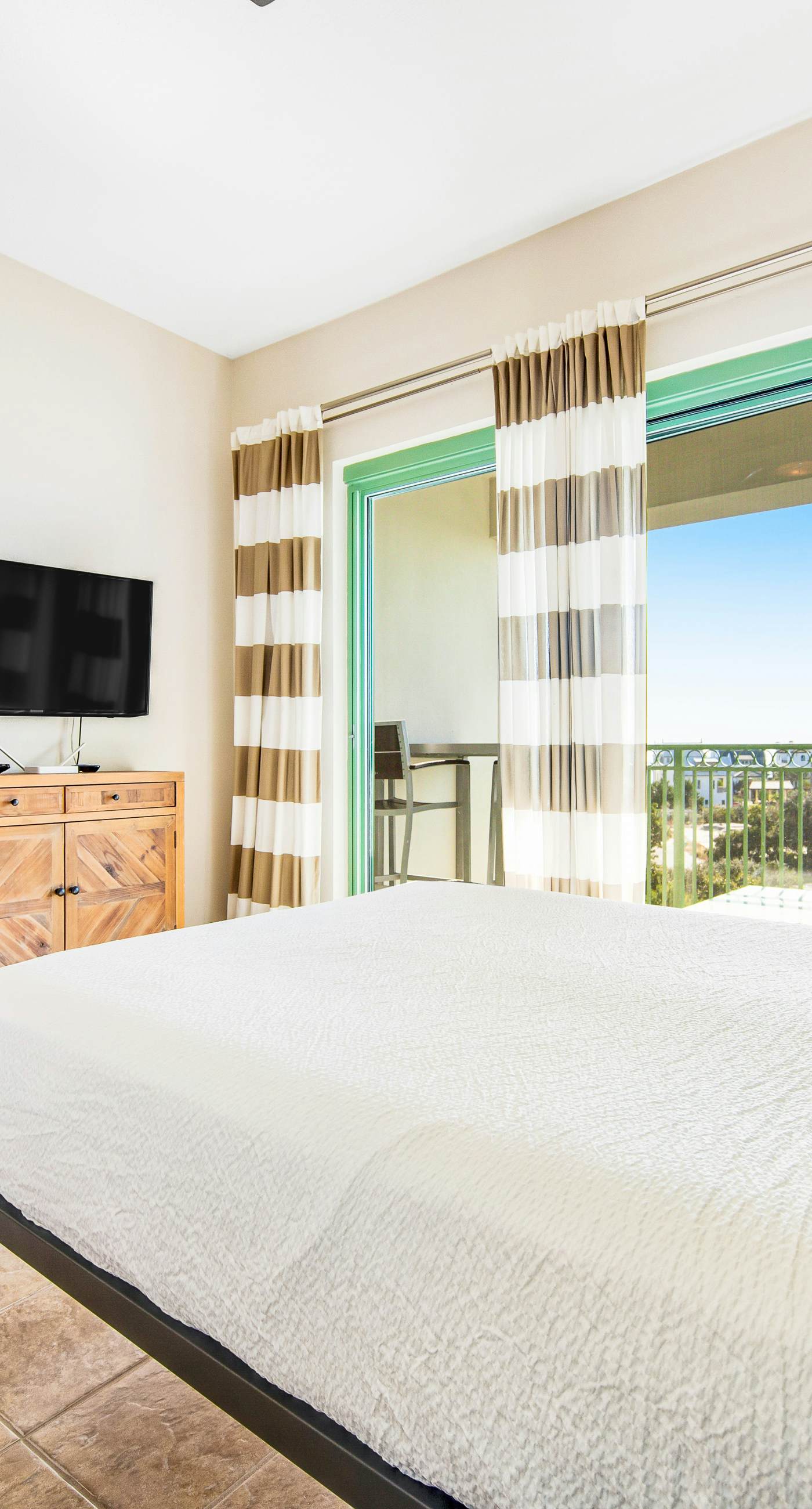 Comfortable studio with shared outdoor pool, hot tub, BBQ area, and pool views