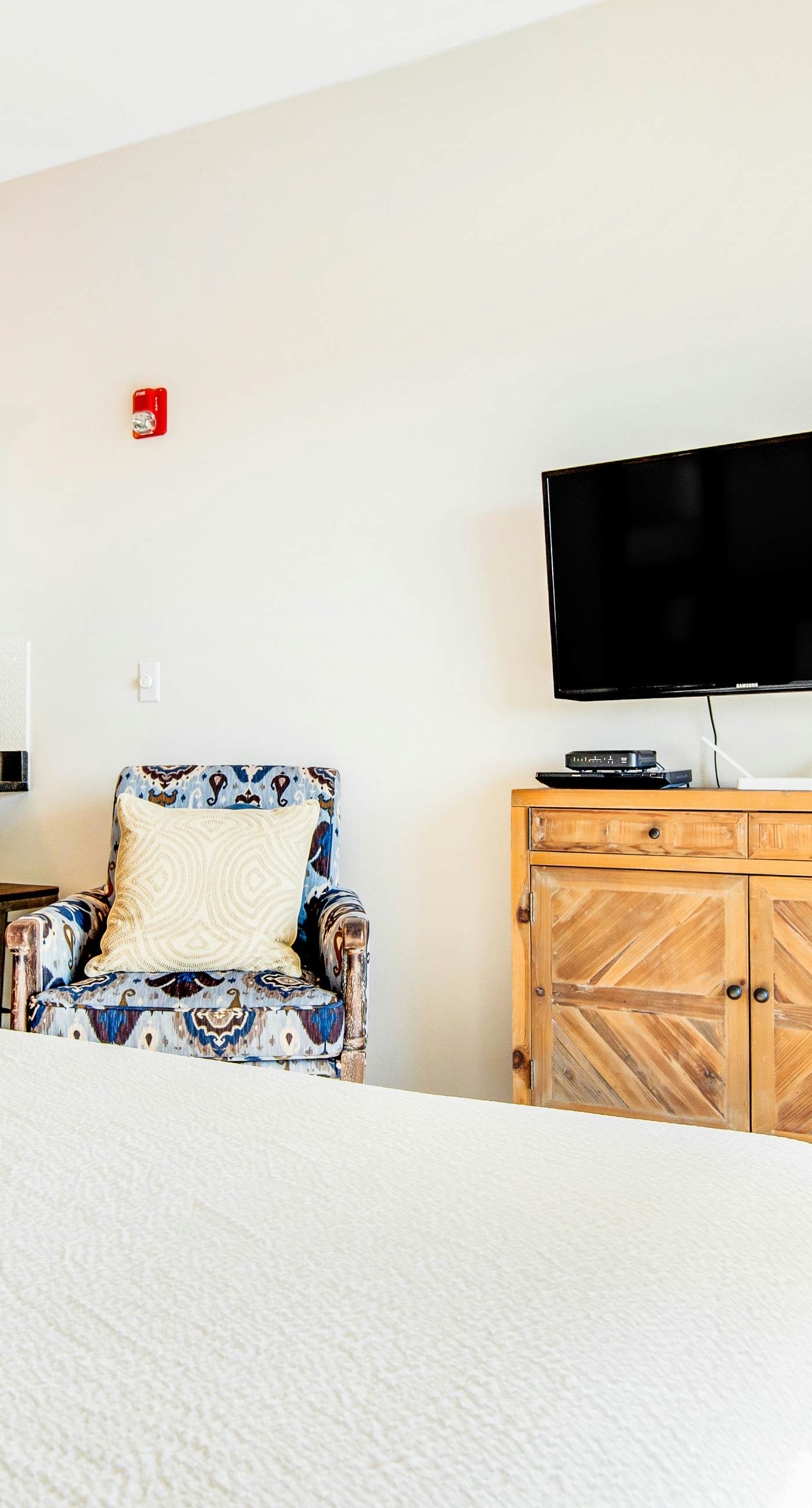 Comfortable studio with shared outdoor pool, hot tub, BBQ area, and pool views