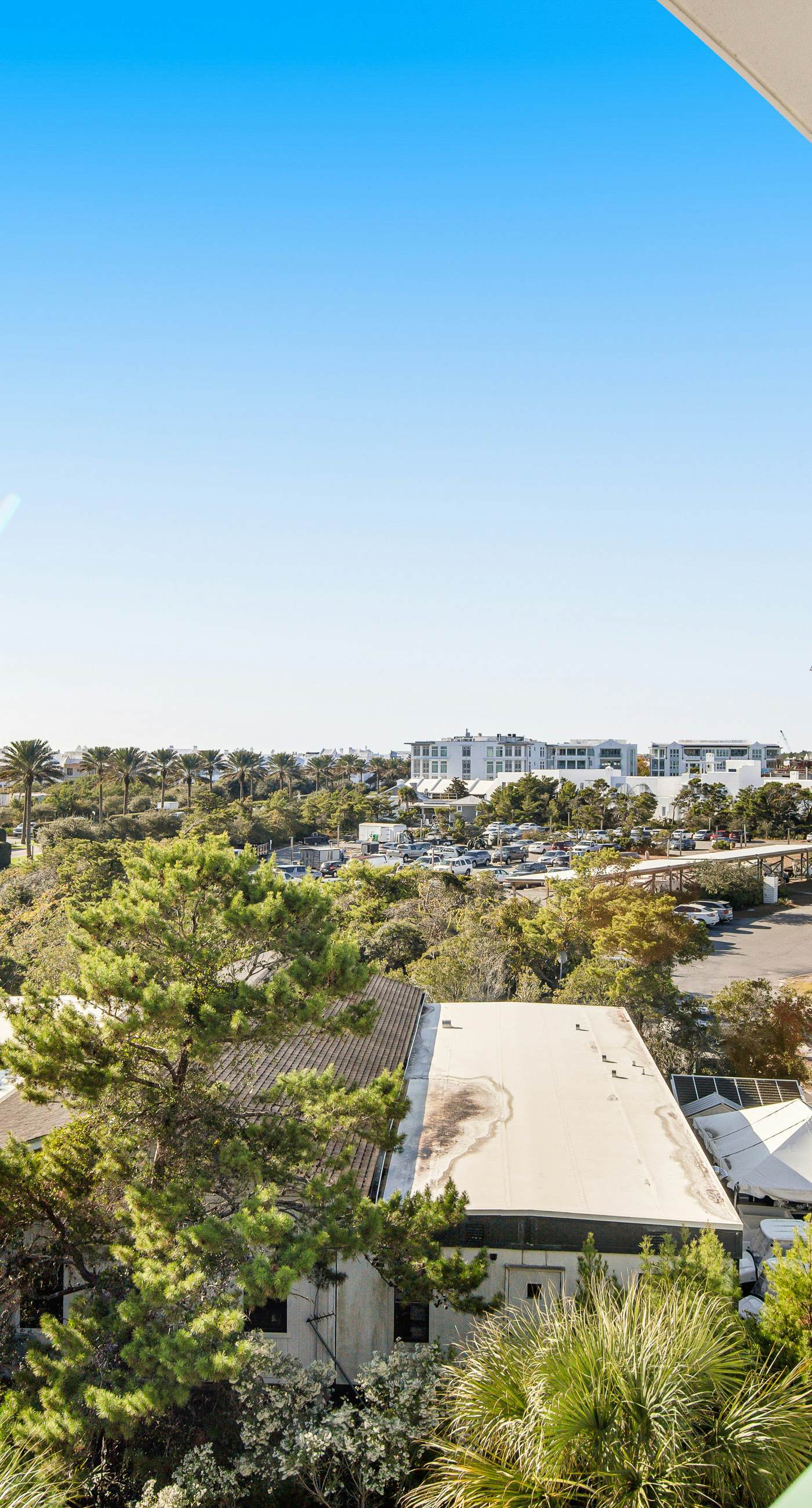 Comfortable studio with shared outdoor pool, hot tub, BBQ area, and pool views