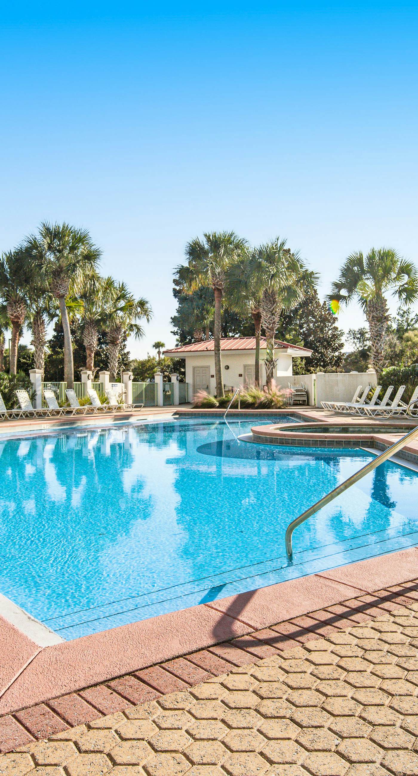 Comfortable studio with shared outdoor pool, hot tub, BBQ area, and pool views