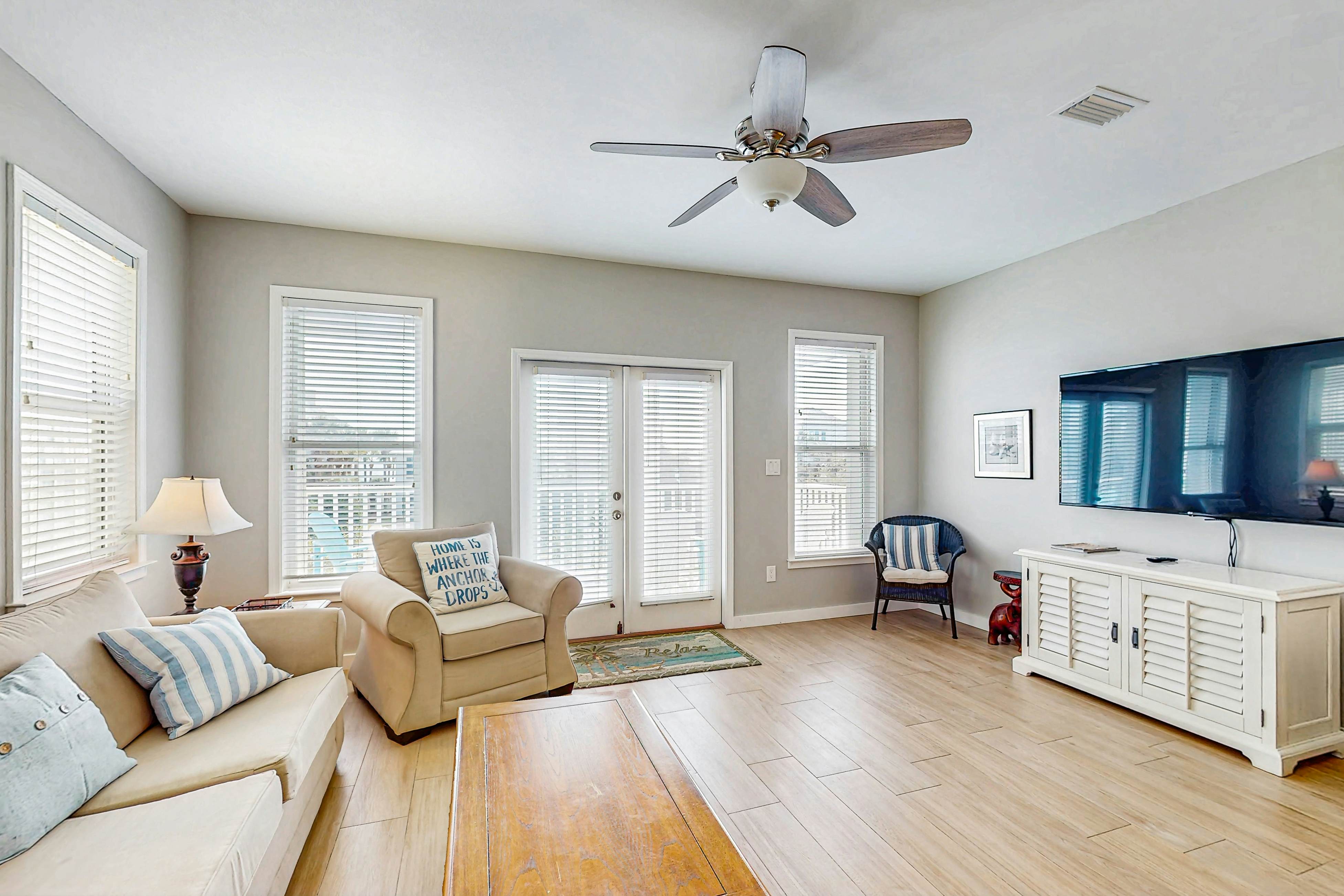 Spacious Seabreeze Trail home with gulf views & shared pool - short walk to beach!