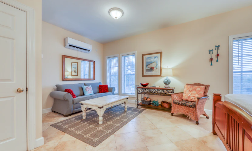 Convenient studio w/shared pool and great location moments away from the beach