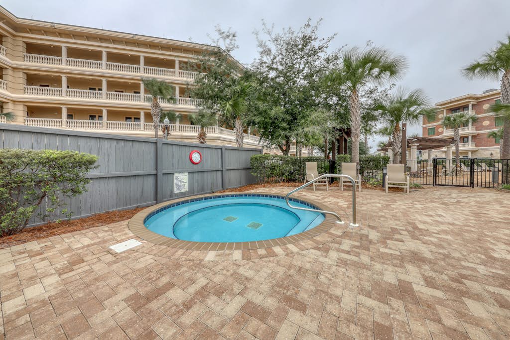 Convenient studio w/shared pool and great location moments away from the beach