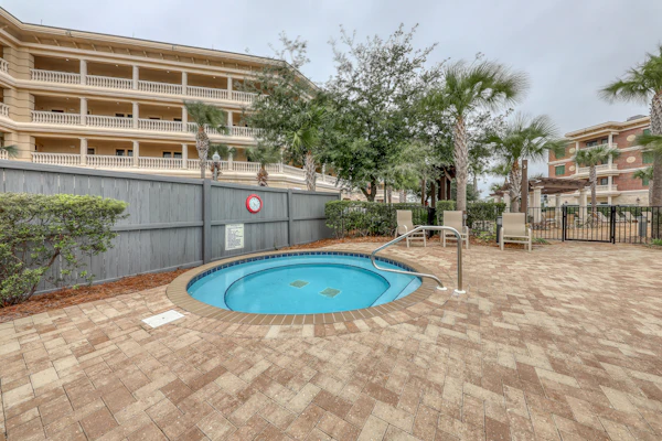 Convenient studio w/shared pool and great location moments away from the beach
