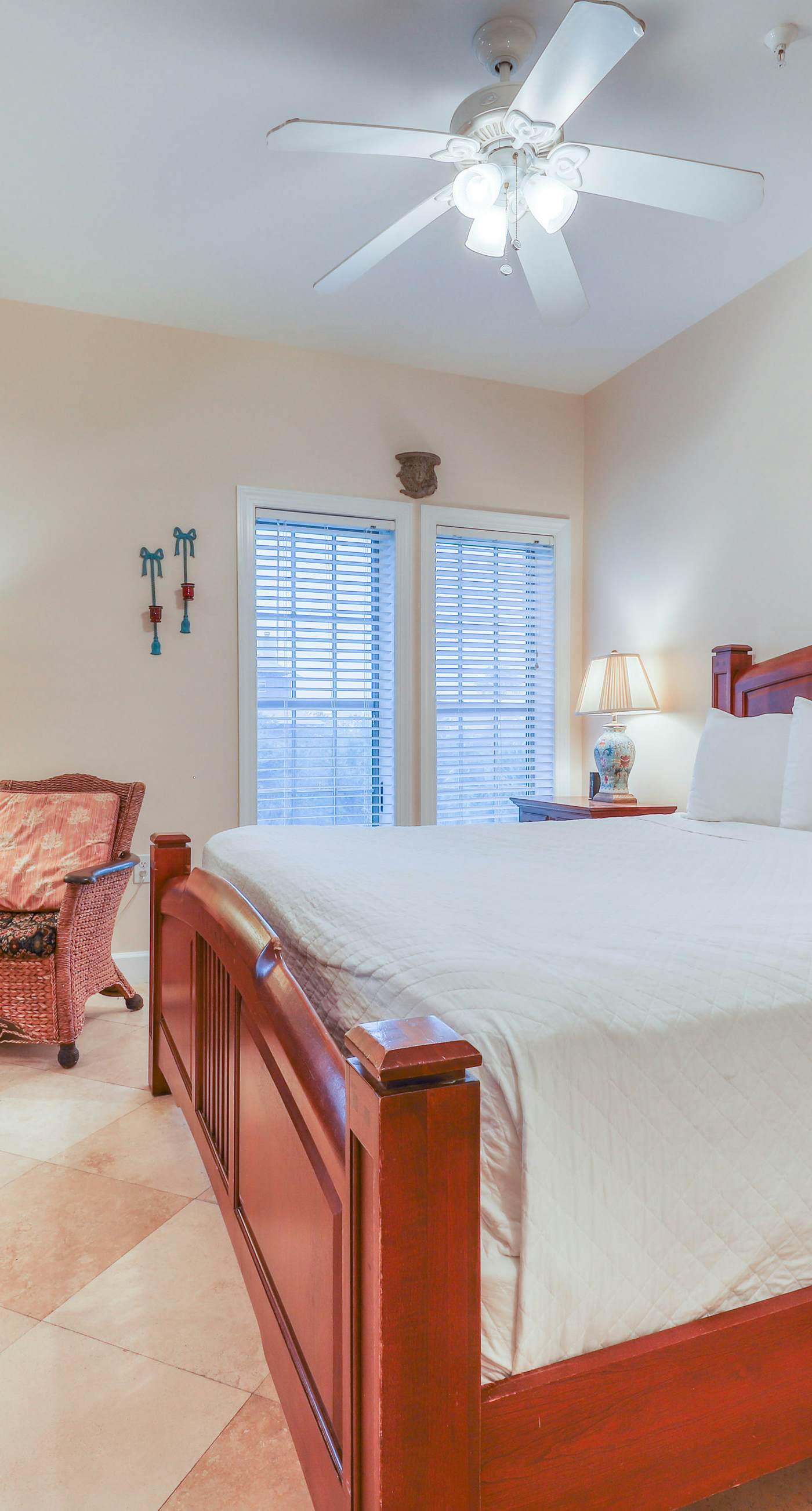 Convenient studio w/shared pool and great location moments away from the beach