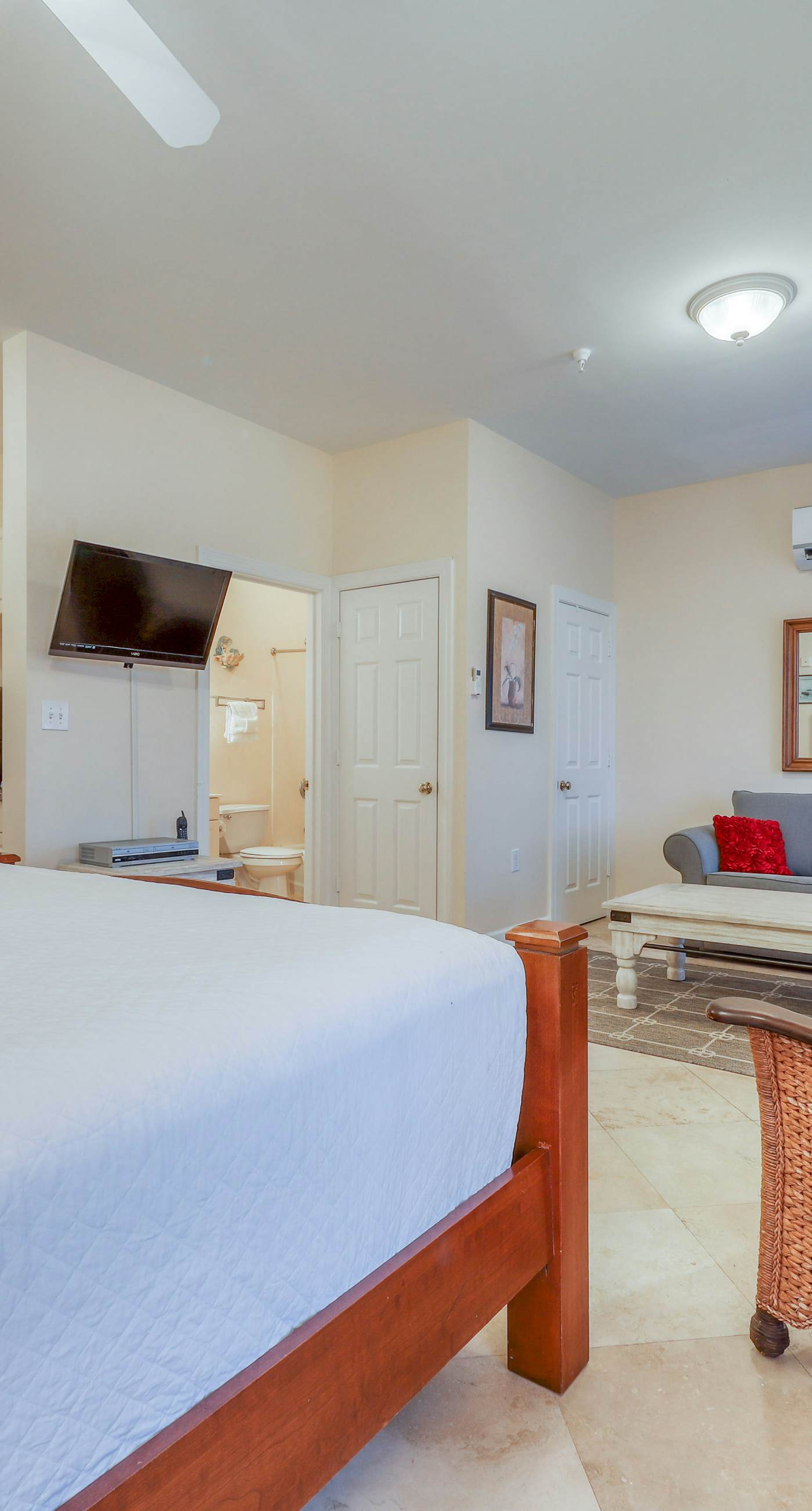 Convenient studio w/shared pool and great location moments away from the beach