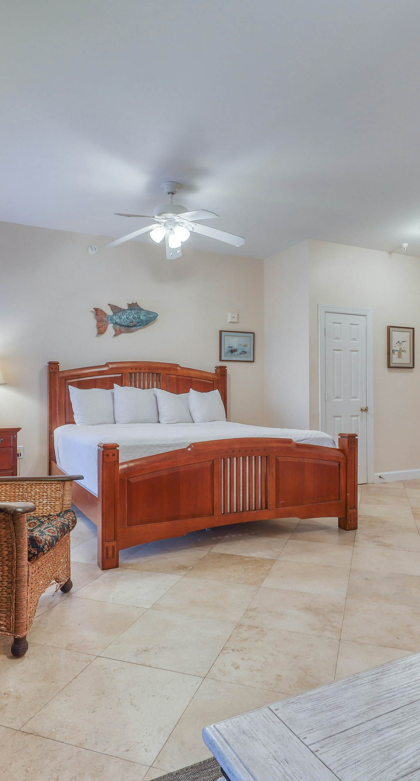 Convenient studio w/shared pool and great location moments away from the beach