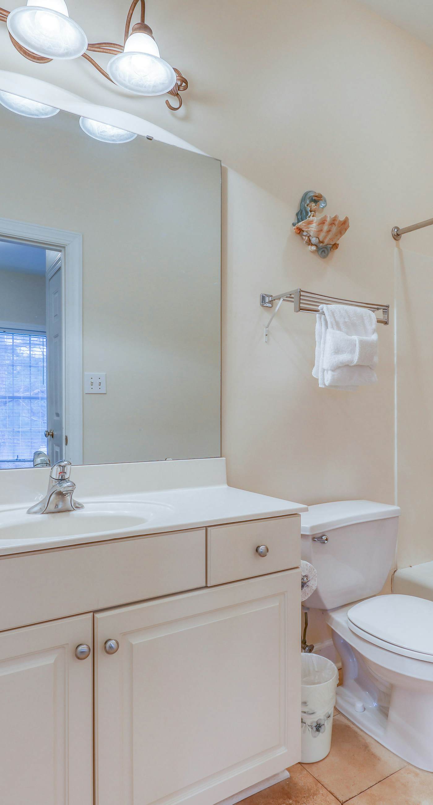 Convenient studio w/shared pool and great location moments away from the beach