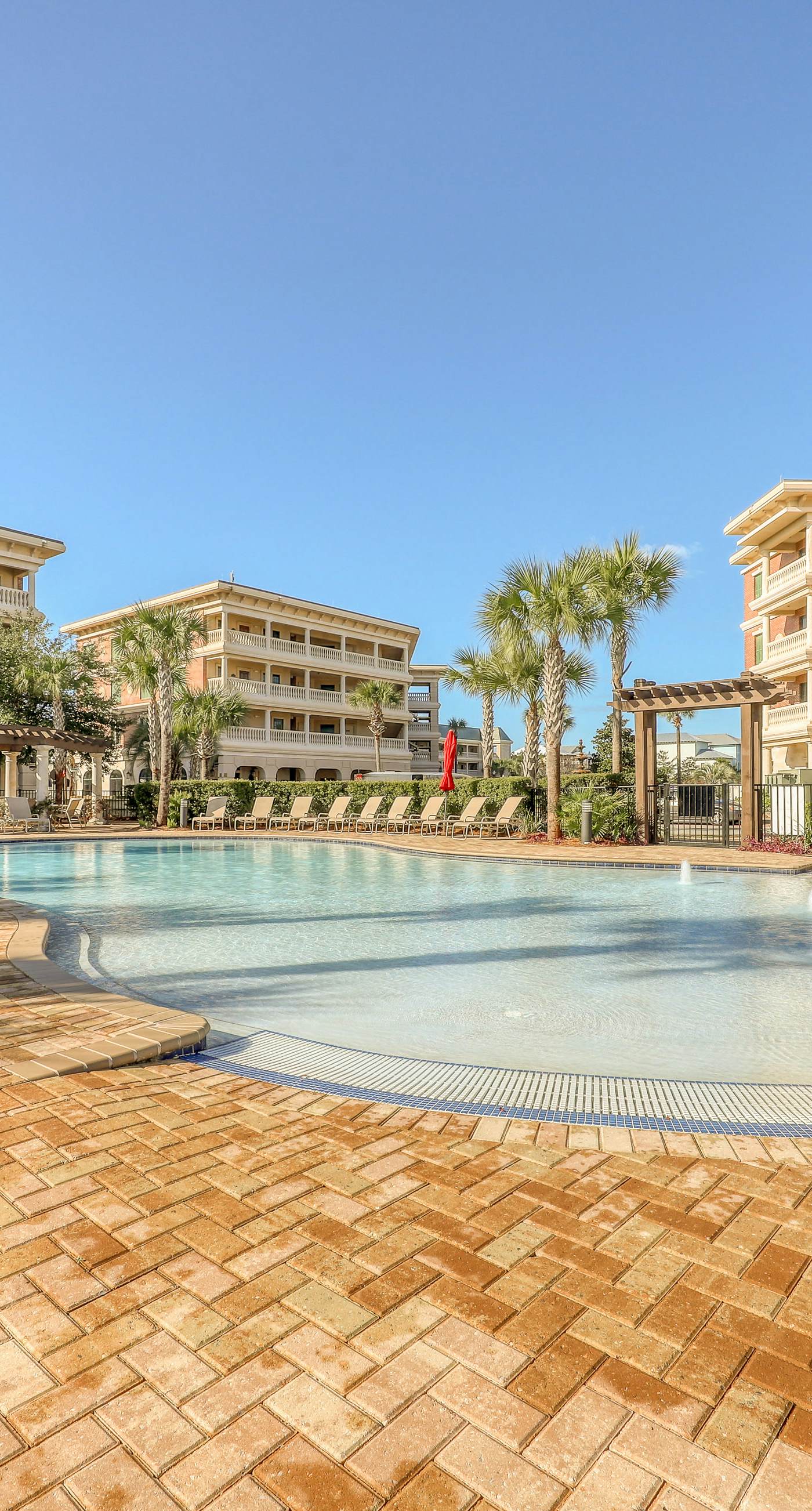 Convenient studio w/shared pool and great location moments away from the beach