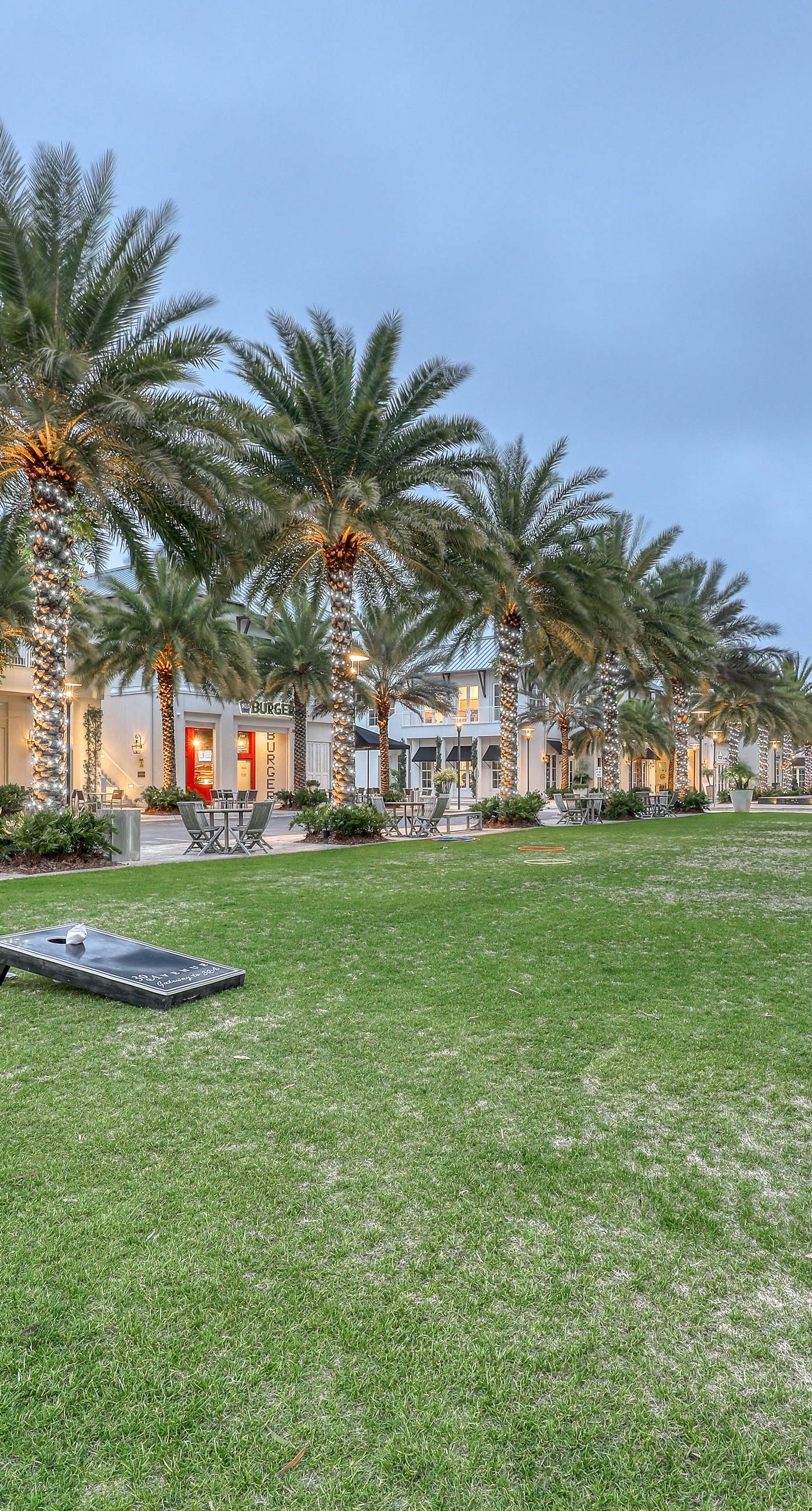 Convenient studio w/shared pool and great location moments away from the beach