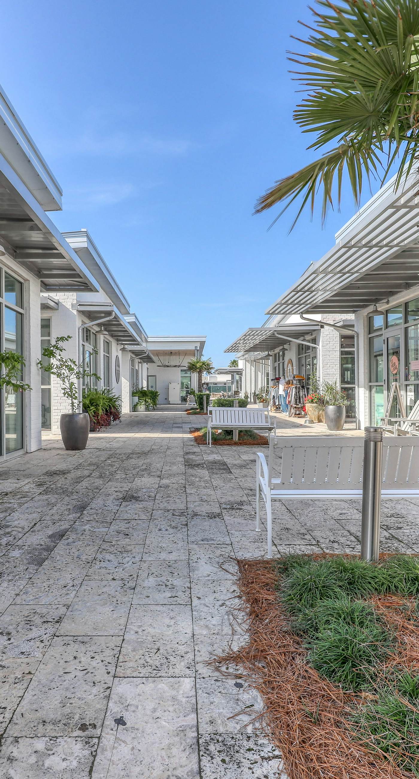 Convenient studio w/shared pool and great location moments away from the beach