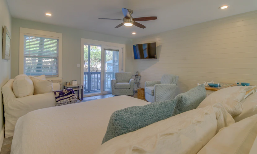 Completely Remodeled Beachside Studio with Pool - Snowbirds Welcome