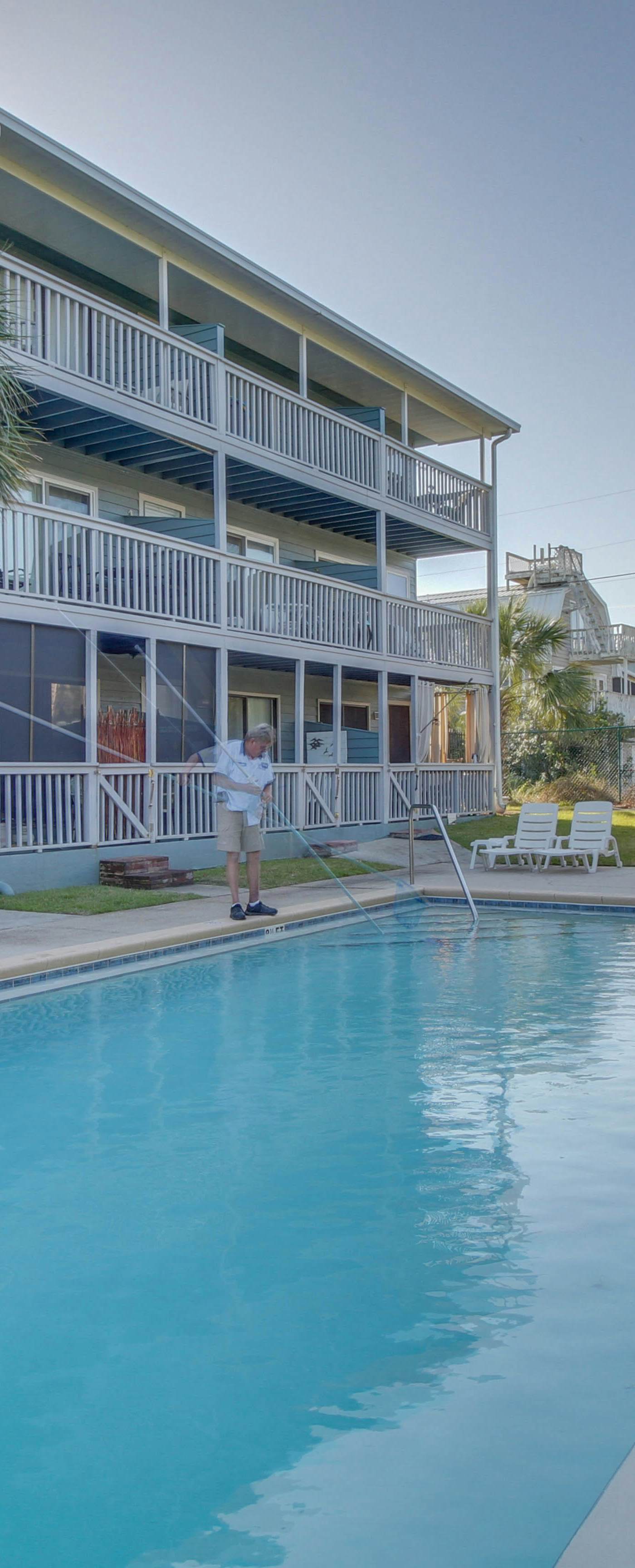 Completely Remodeled Beachside Studio with Pool - Snowbirds Welcome