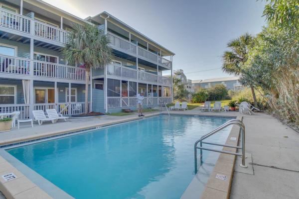 Completely Remodeled Beachside Studio with Pool - Snowbirds Welcome