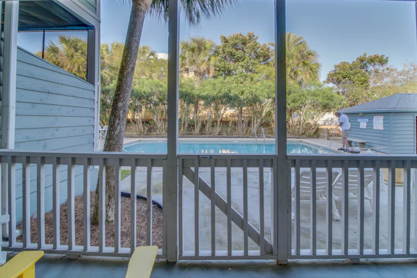 Completely Remodeled Beachside Studio with Pool - Snowbirds Welcome