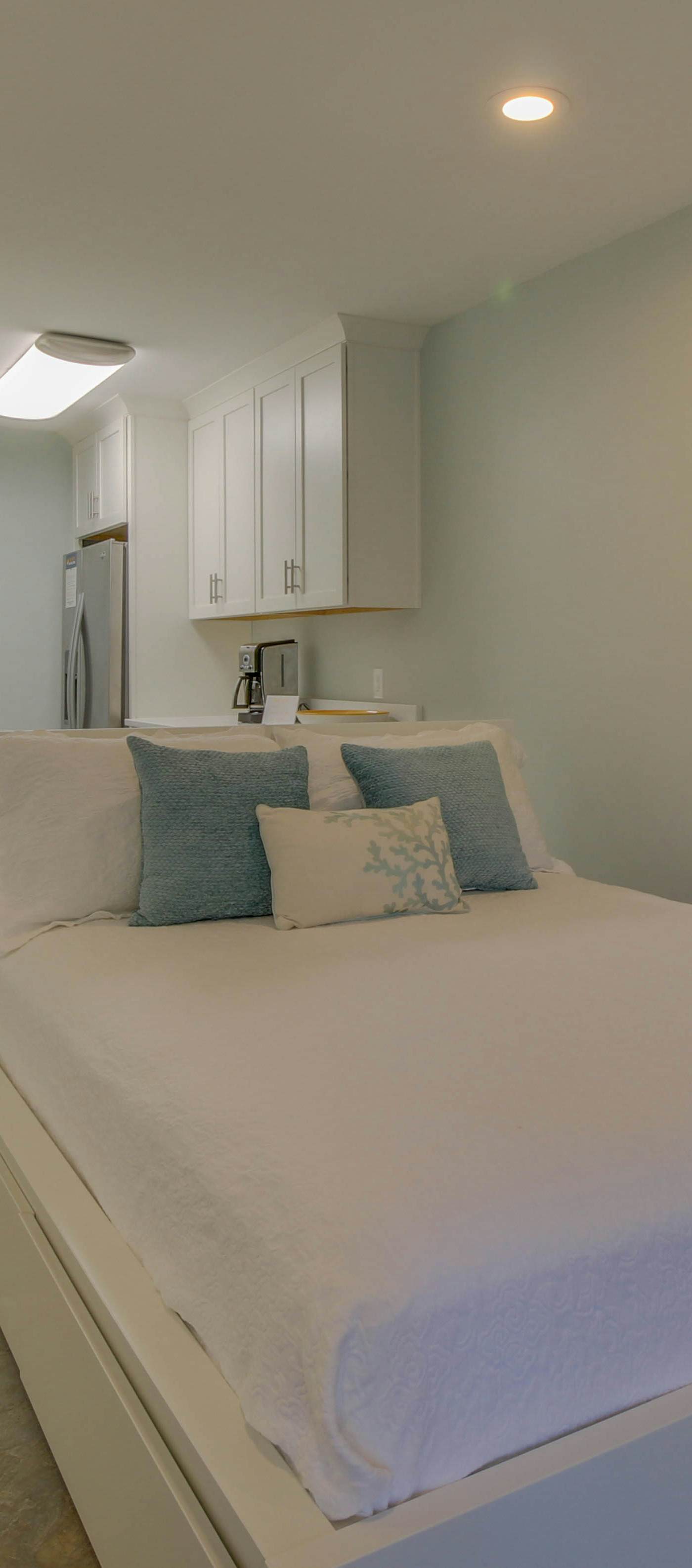 Completely Remodeled Beachside Studio with Pool - Snowbirds Welcome