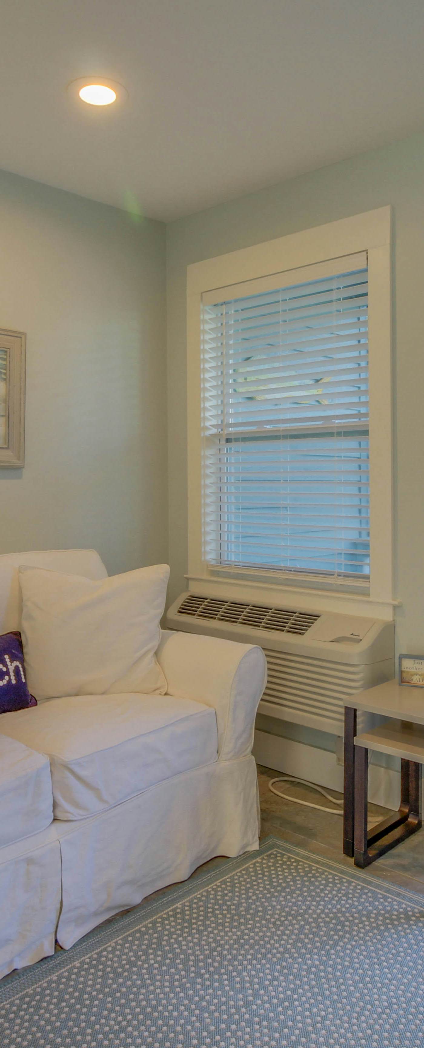 Completely Remodeled Beachside Studio with Pool - Snowbirds Welcome