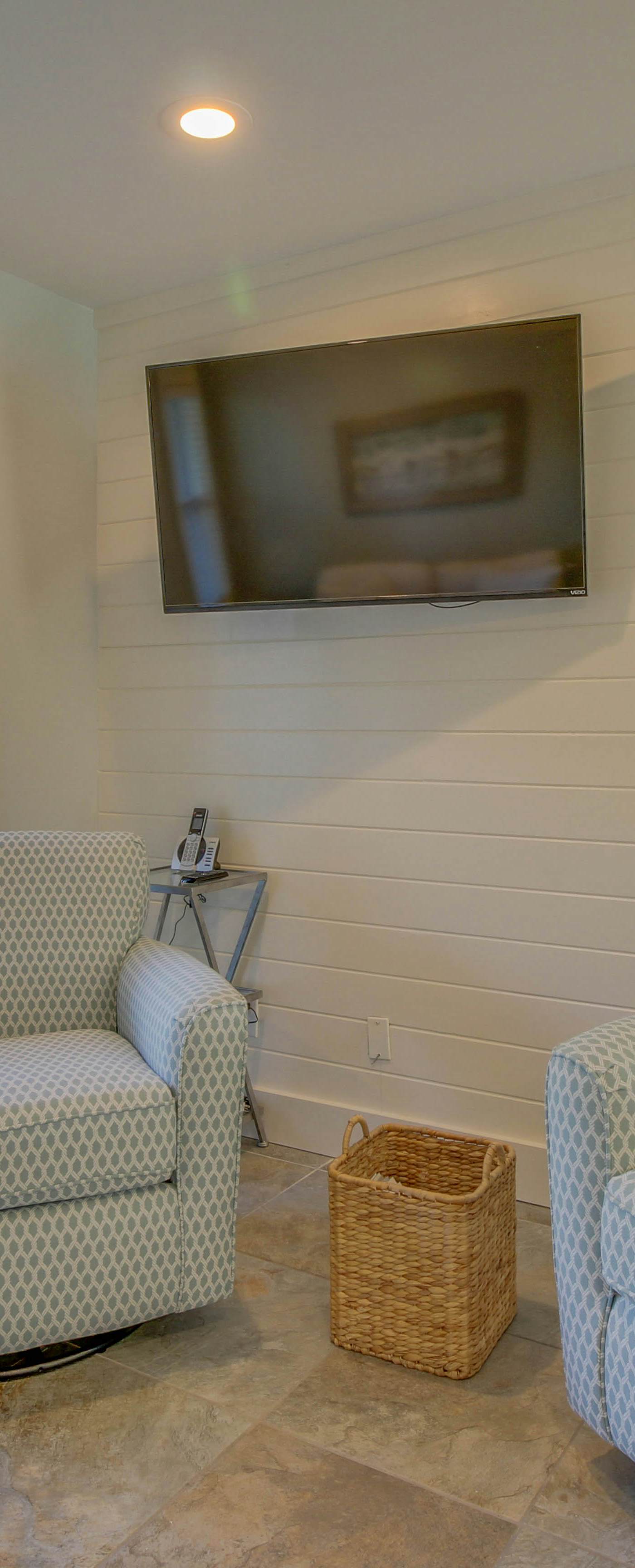 Completely Remodeled Beachside Studio with Pool - Snowbirds Welcome