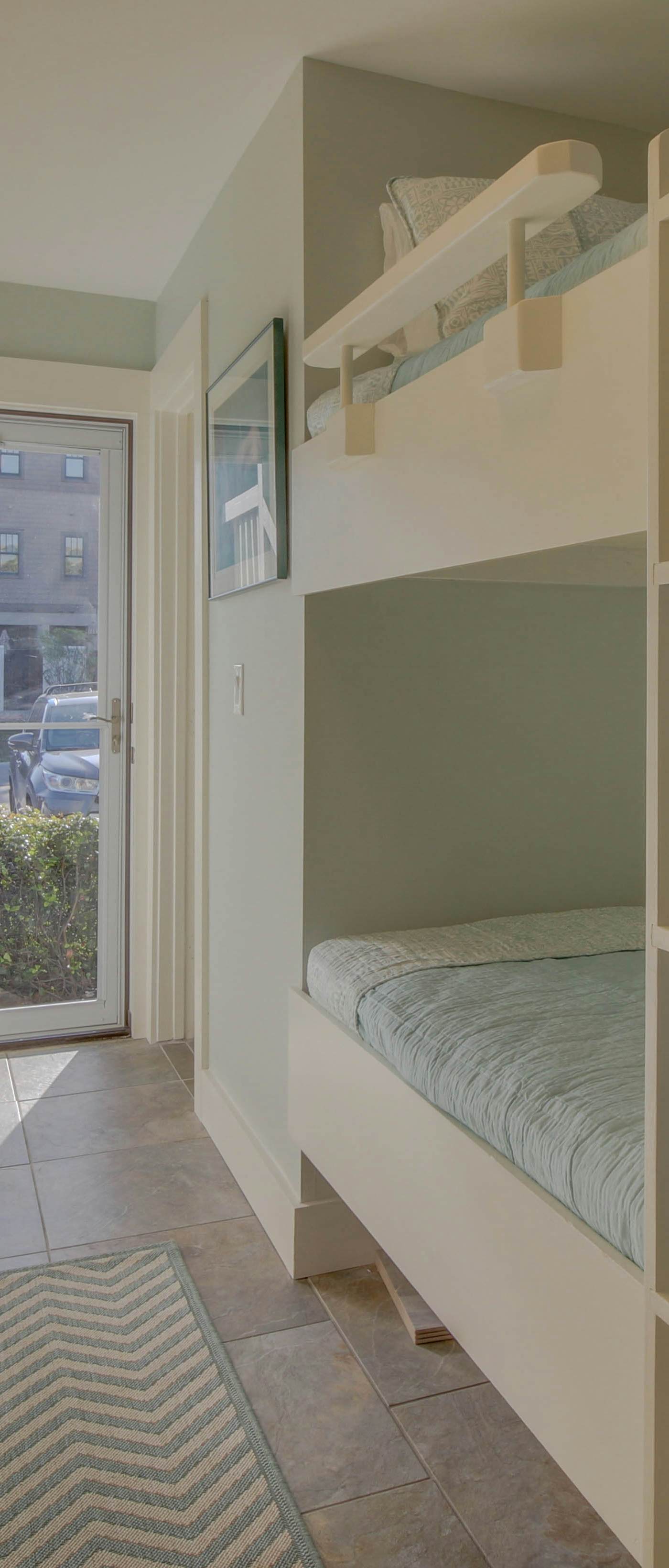 Completely Remodeled Beachside Studio with Pool - Snowbirds Welcome