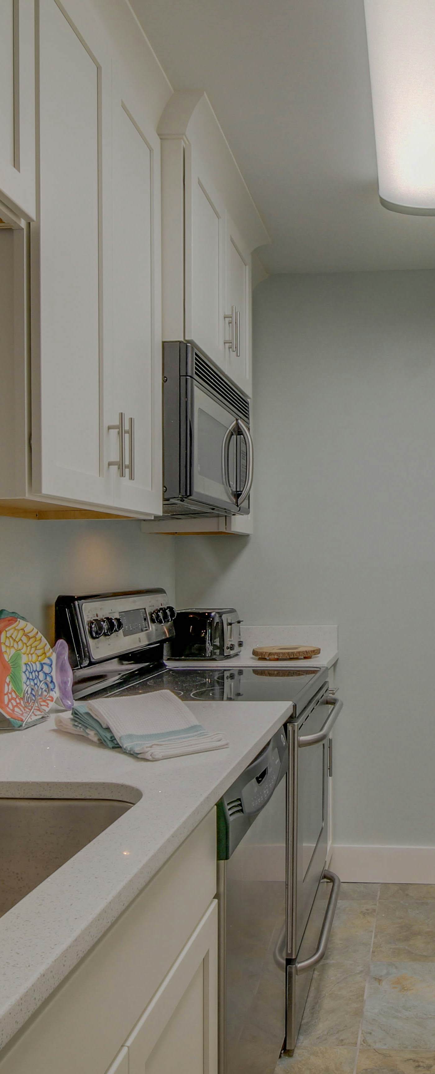 Completely Remodeled Beachside Studio with Pool - Snowbirds Welcome