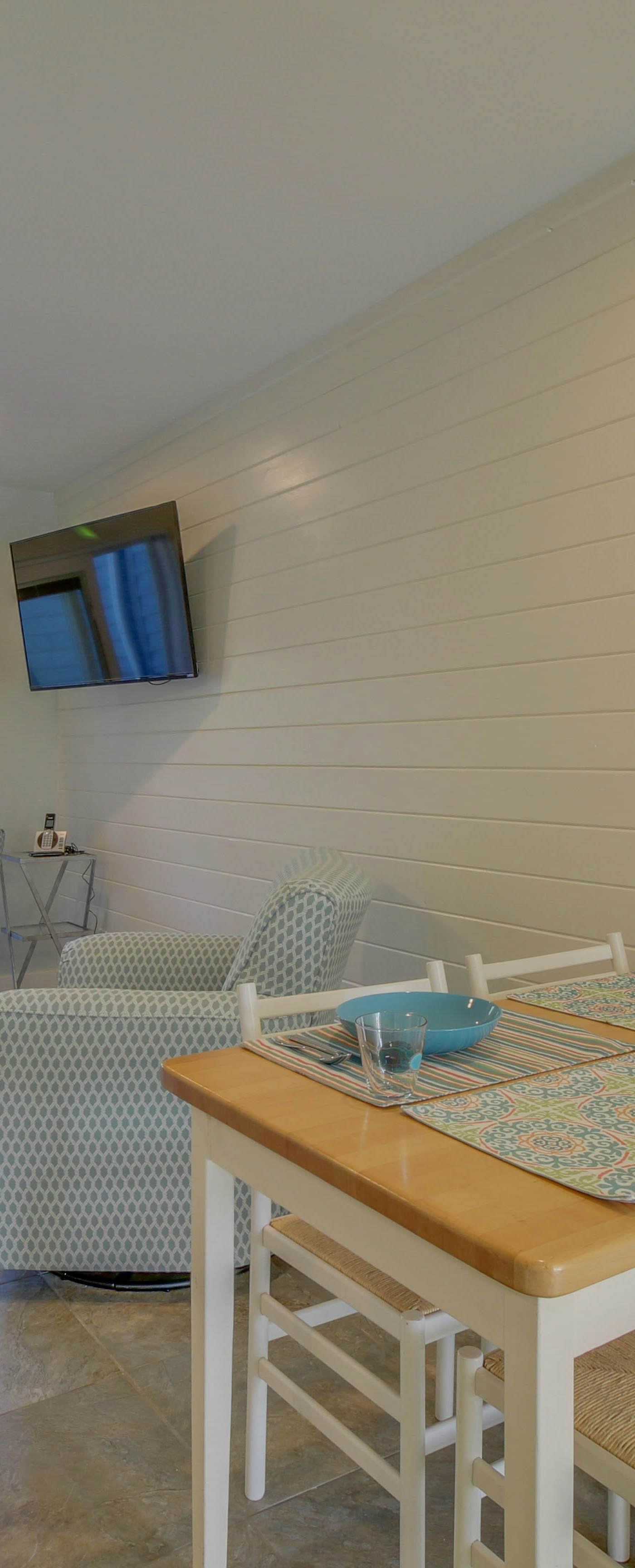 Completely Remodeled Beachside Studio with Pool - Snowbirds Welcome