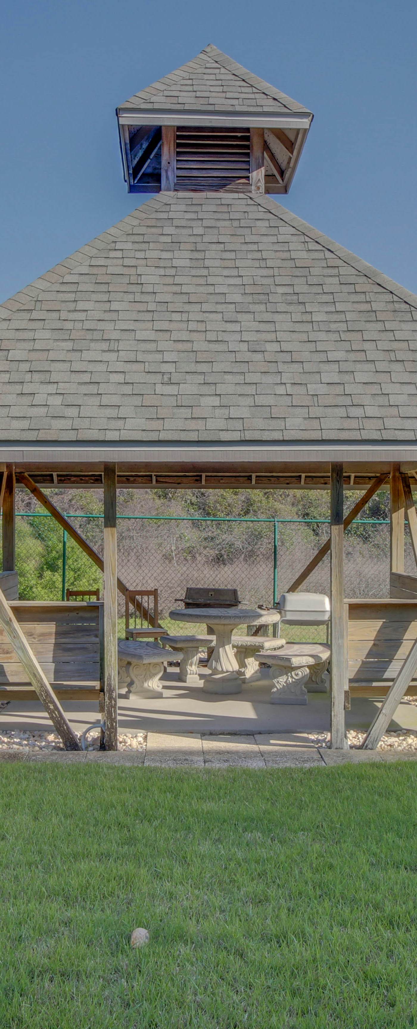 Completely Remodeled Beachside Studio with Pool - Snowbirds Welcome