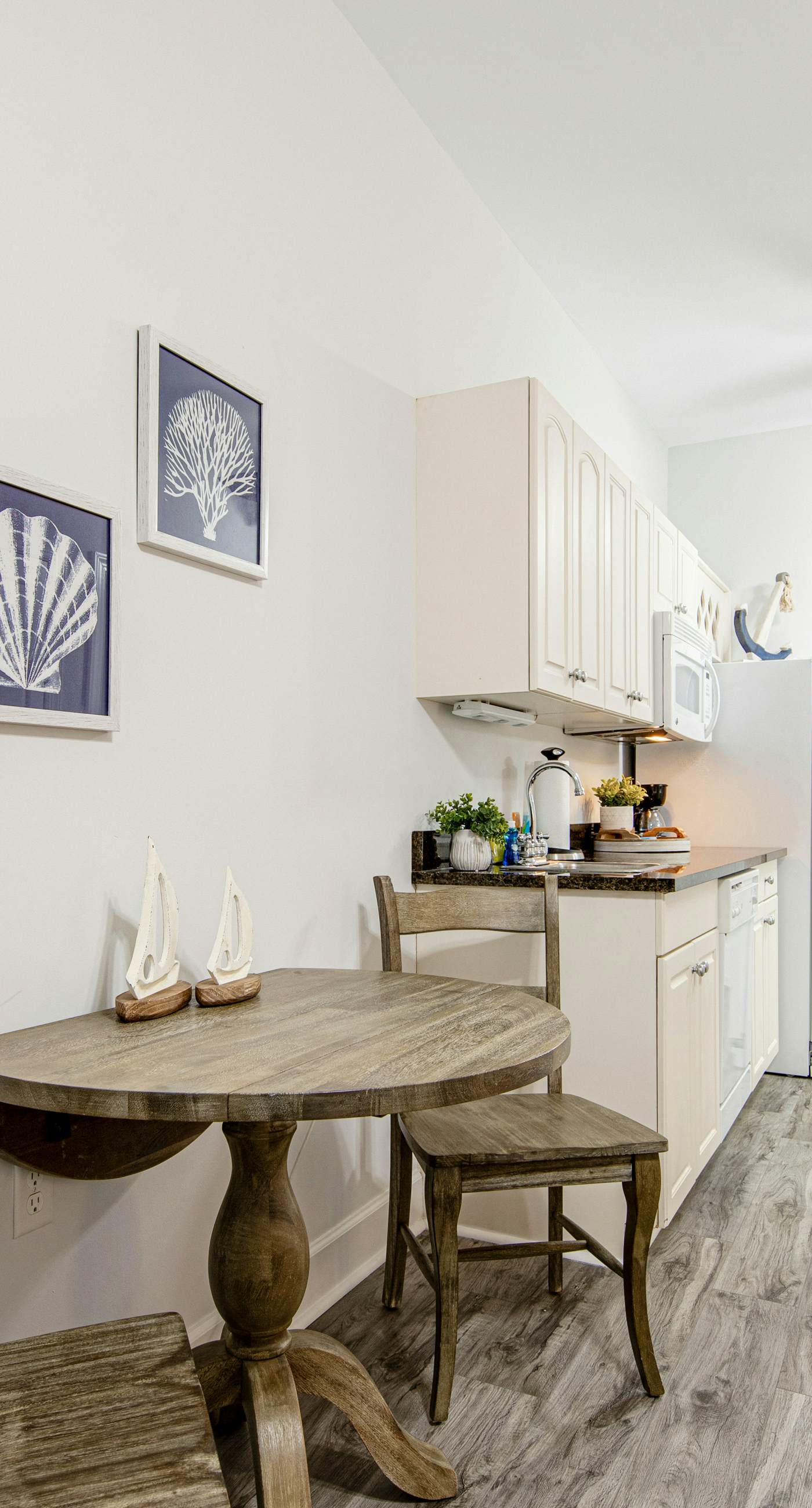 Peaceful studio with pool, convenient kitchenette, beach access & WiFi