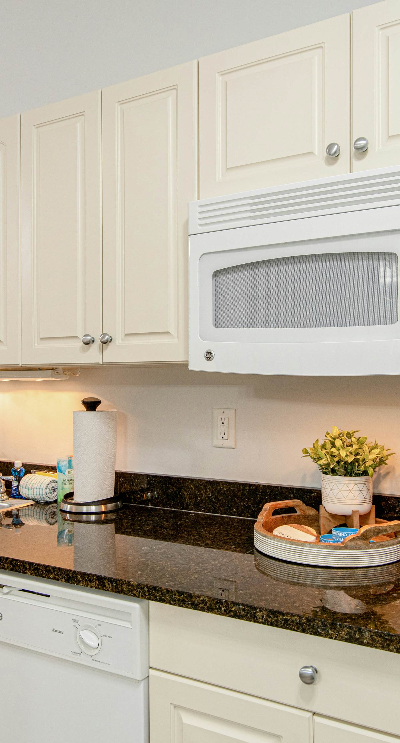 Peaceful studio with pool, convenient kitchenette, beach access & WiFi