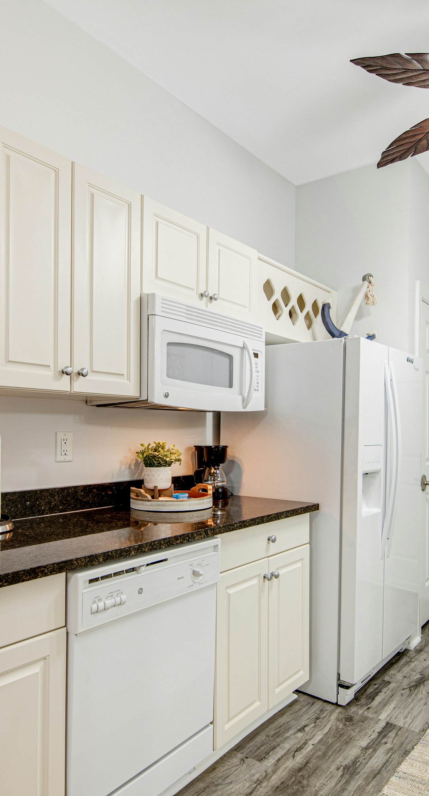 Peaceful studio with pool, convenient kitchenette, beach access & WiFi