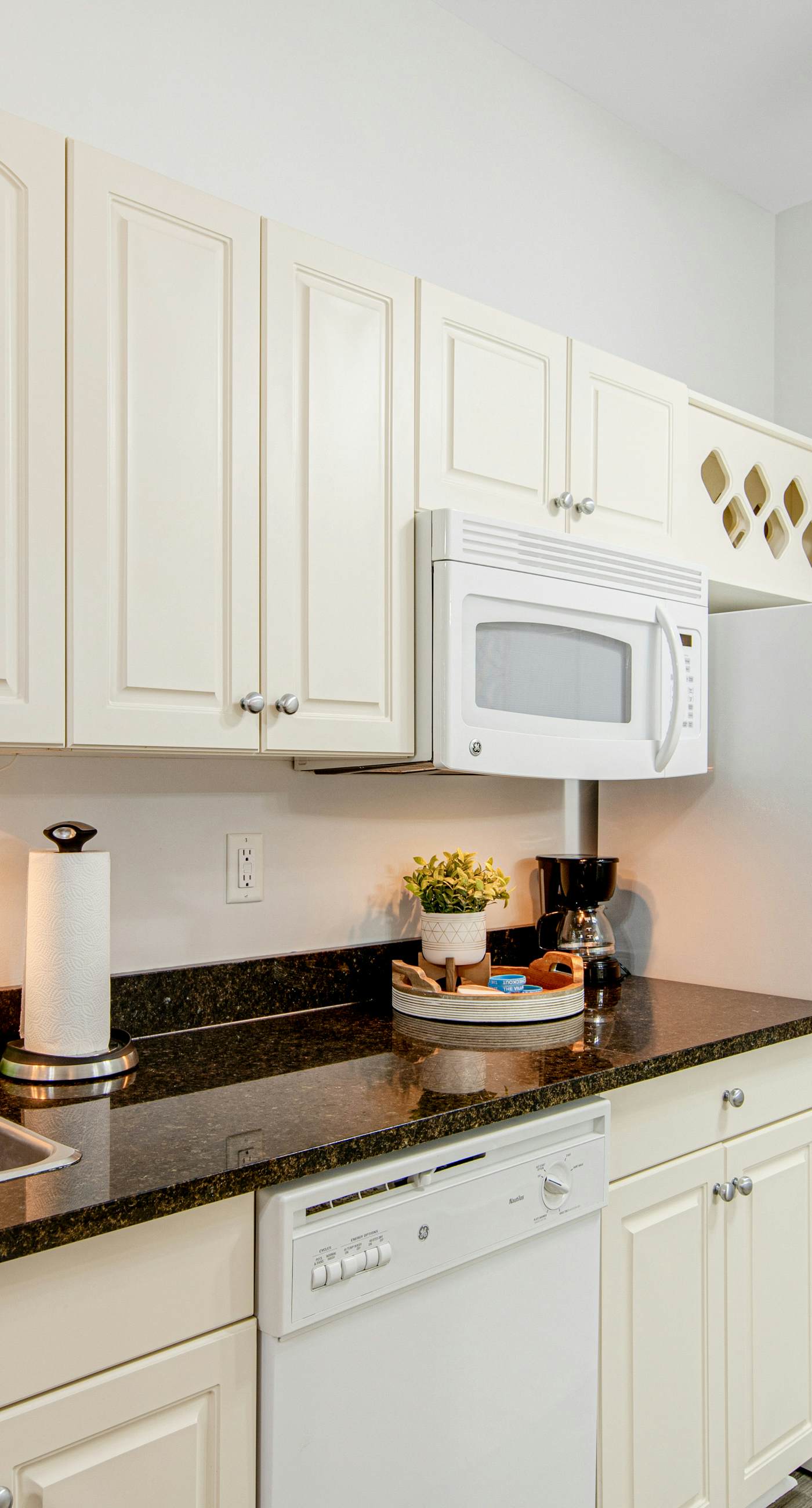 Peaceful studio with pool, convenient kitchenette, beach access & WiFi